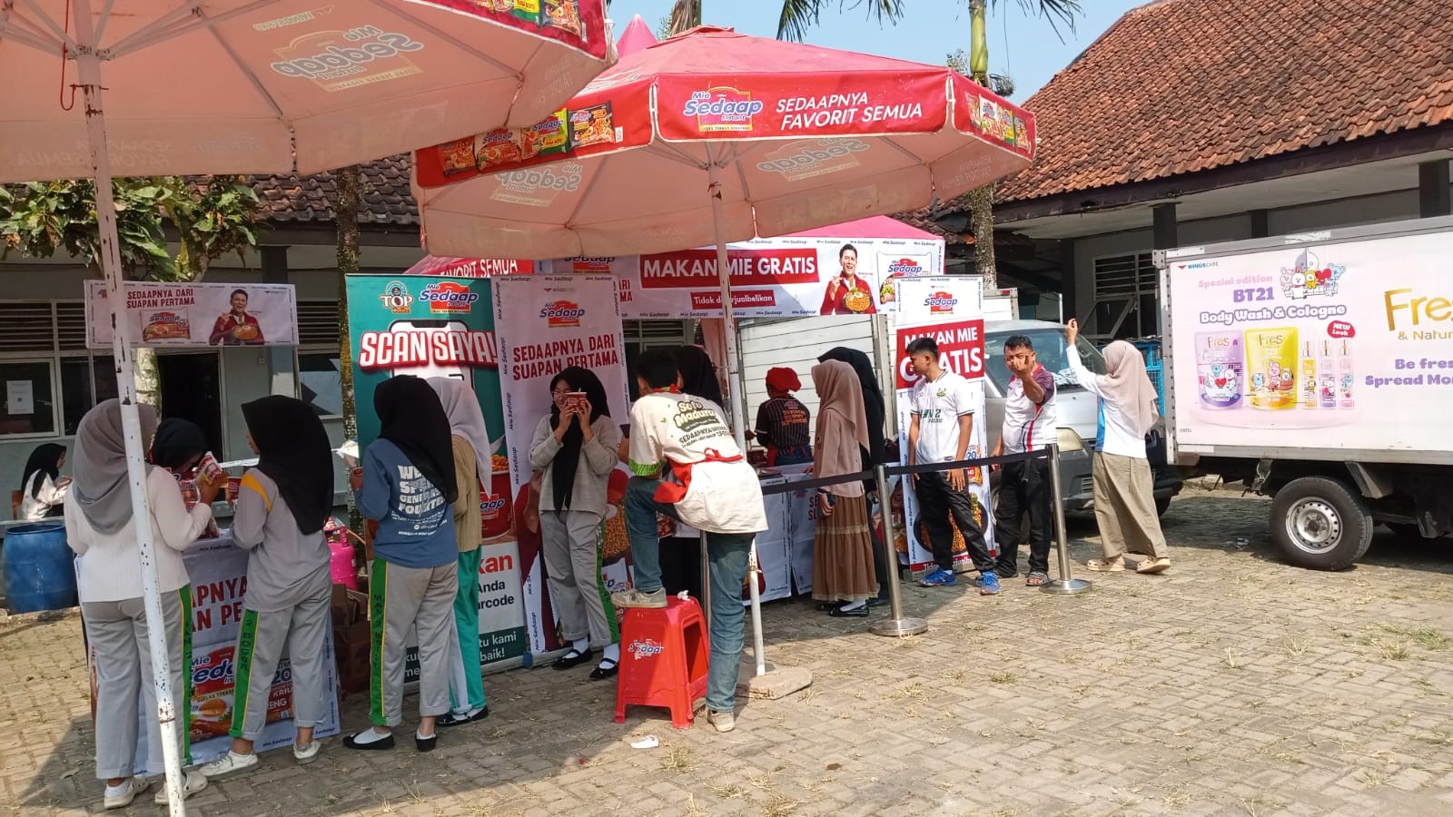 Kemeriahan Class Meeting Diwarnai Aksi Bagi-Bagi Mie Sedaap Gratis