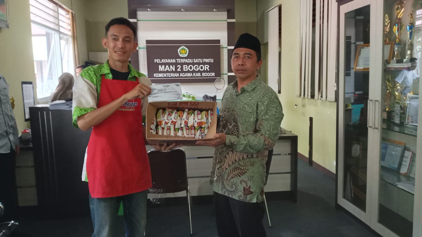 Perwakilan Mie Sedaap Serahkan Cendera Mata kepada Waka Kurikulum 