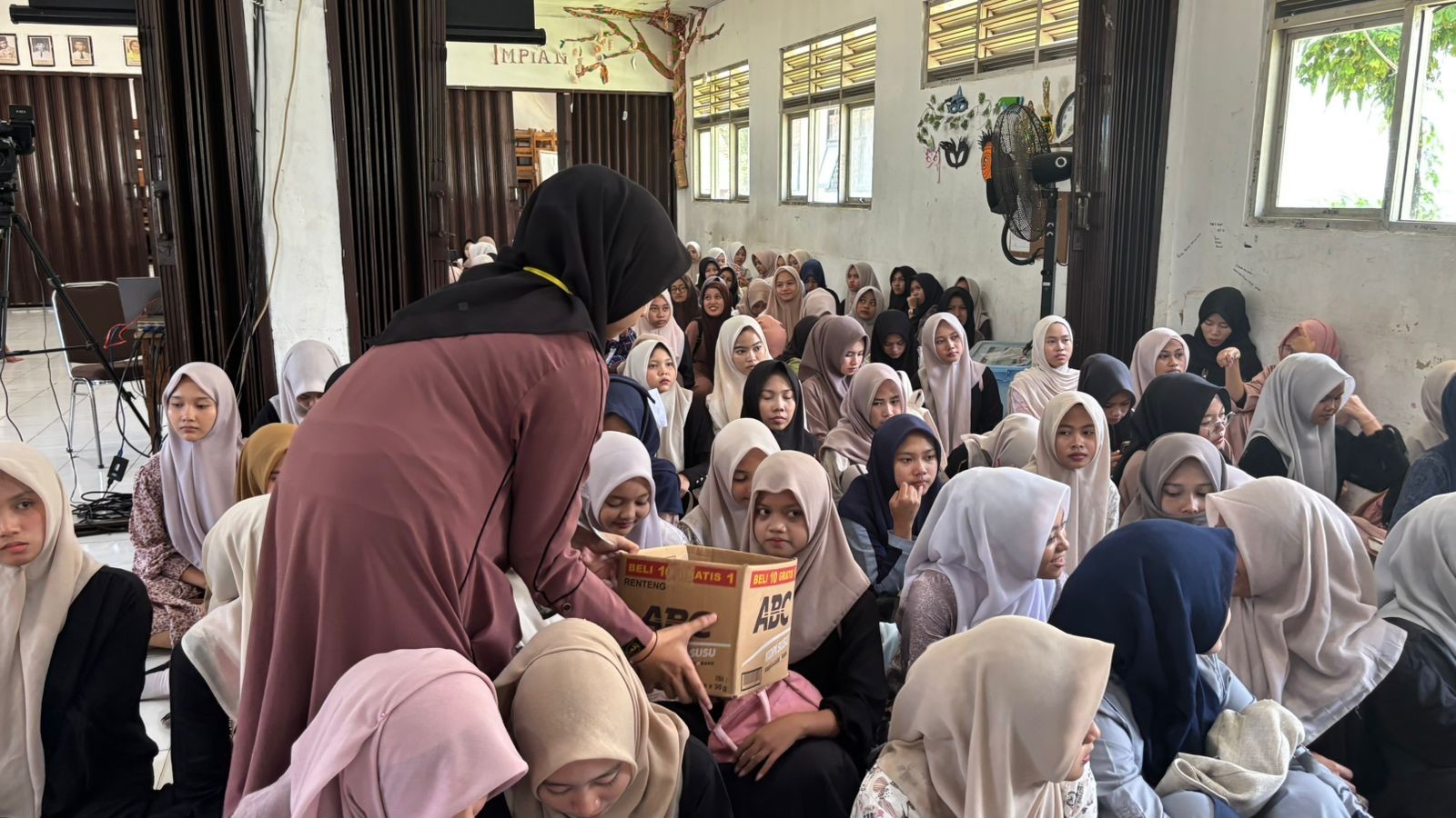 Siswa Salurkan Infaq dan Sedekah untuk Anak Yatim dan Piatu di MAN 2 Bogor