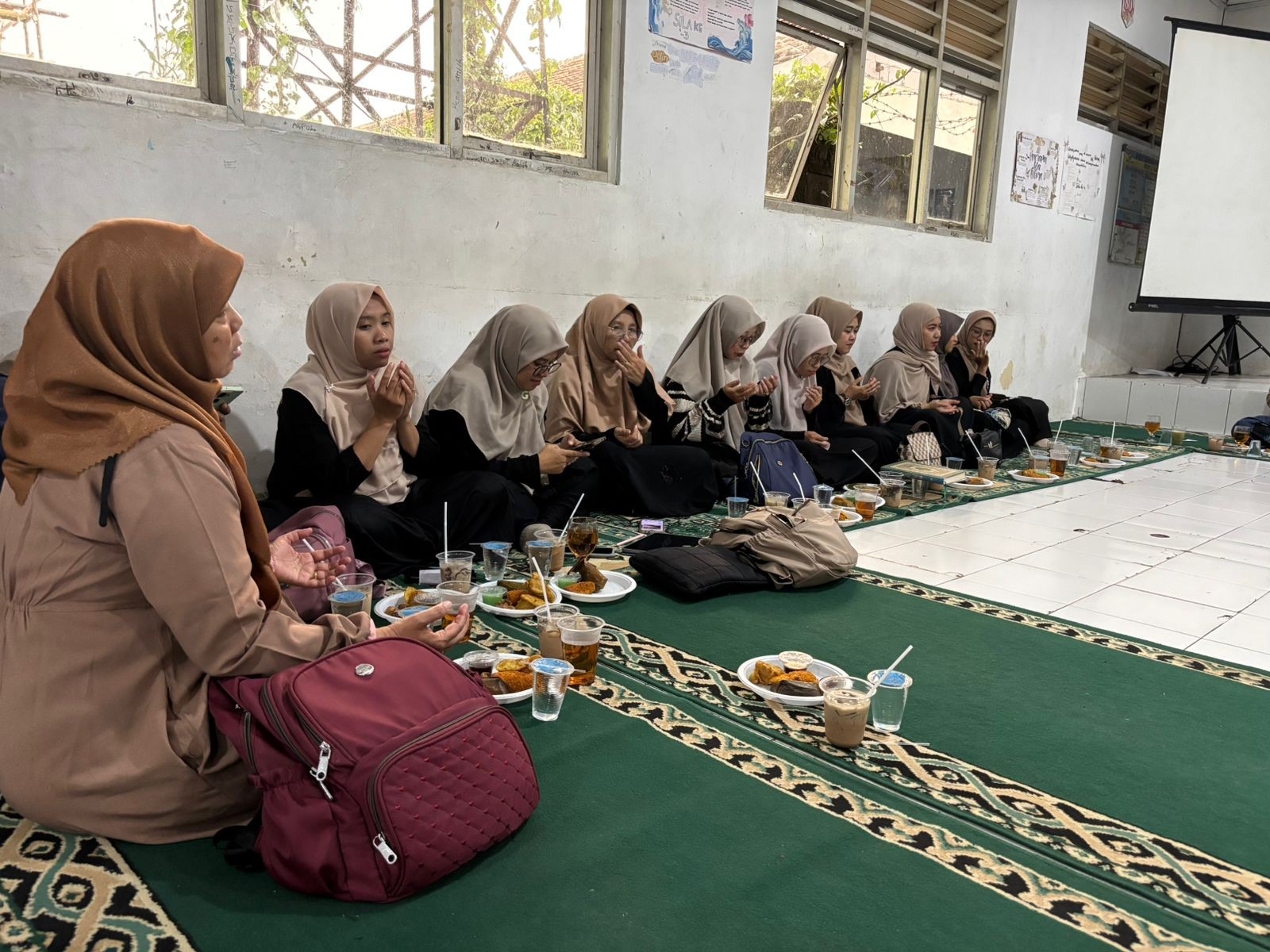 Menjelang Berbuka Puasa Guru dan Staff TU MAN Bogor Lakukan Do`a Bersama