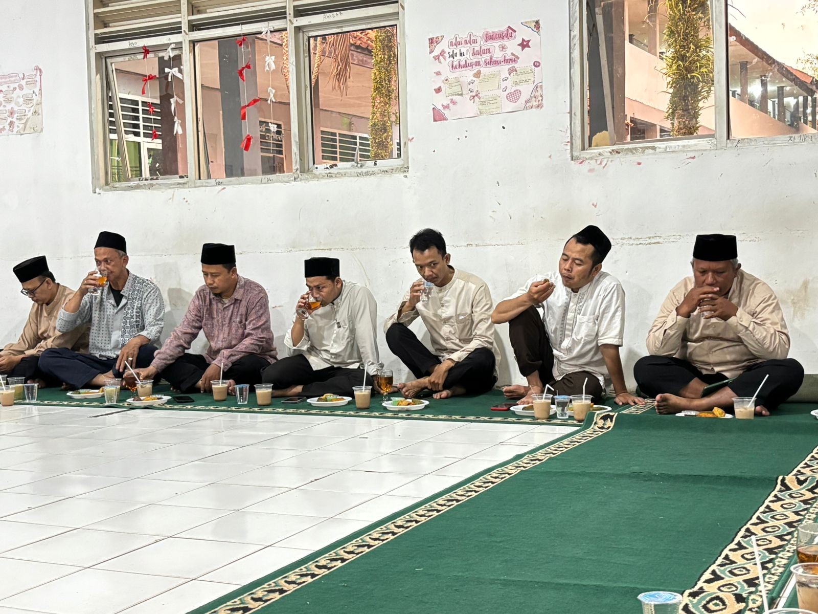 Santap Takjil Bersama Kuatkan Kekeluargaan Antar Guru dan Staf TU MAN 2 Bogor