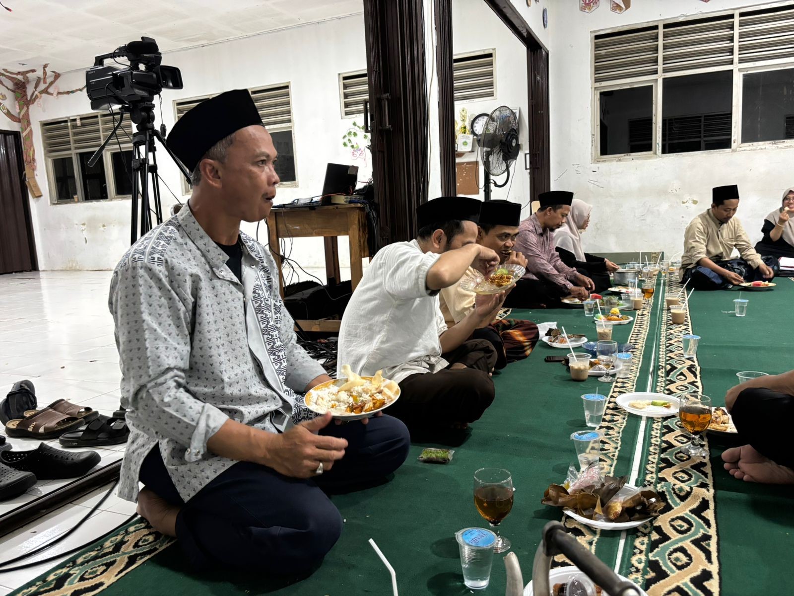 Makan Bersama Hangatkan Kebersamaan Keluarga MAN 2 Bogor dalam Kegiatan Buka Bersama Guru dan Staf T