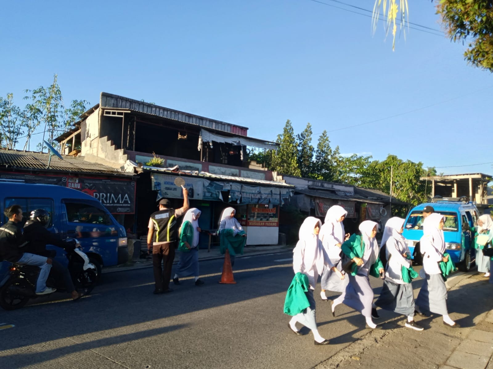 Garda Terdepan Keselamatan: Peran Vital Satpam Saat Jam Datang dan Pulang Siswa