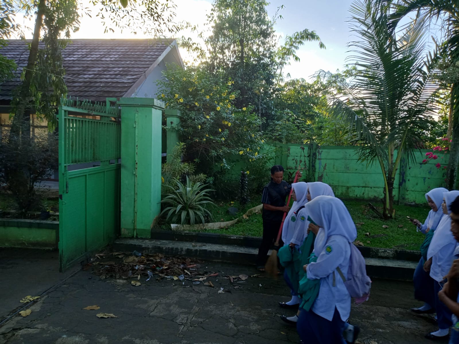 Menjaga Kenyamanan Belajar: Dedikasi Bapak Utis Sutisna dalam Menata Lingkungan Madrasah