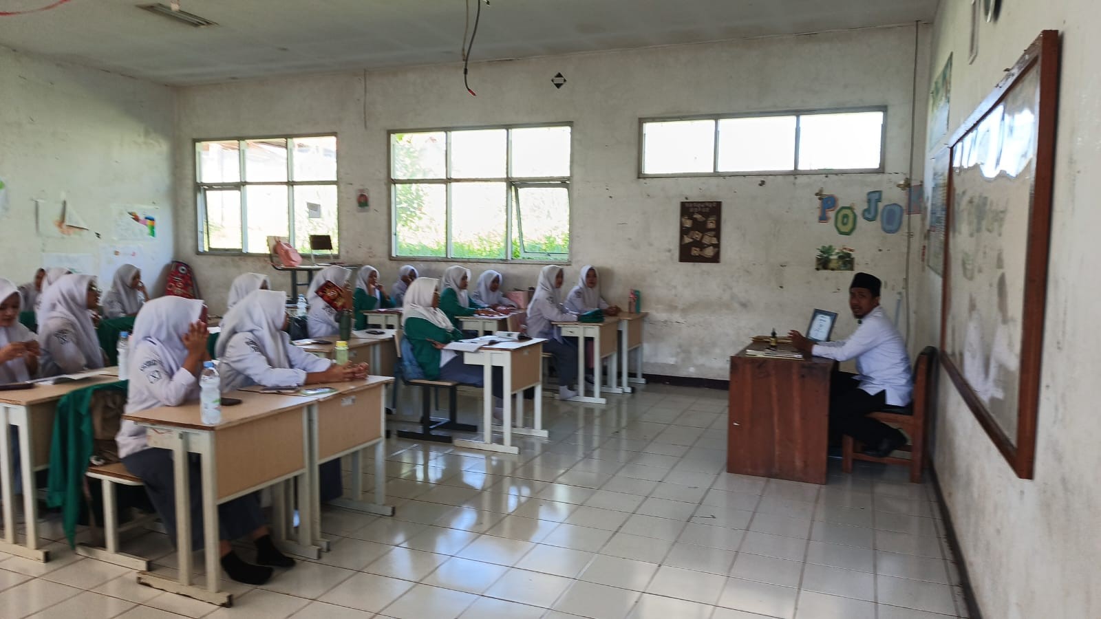 Mengawali Pembelajaran dengan Doa, Siswa Bangun Semangat Spiritual di Kelas