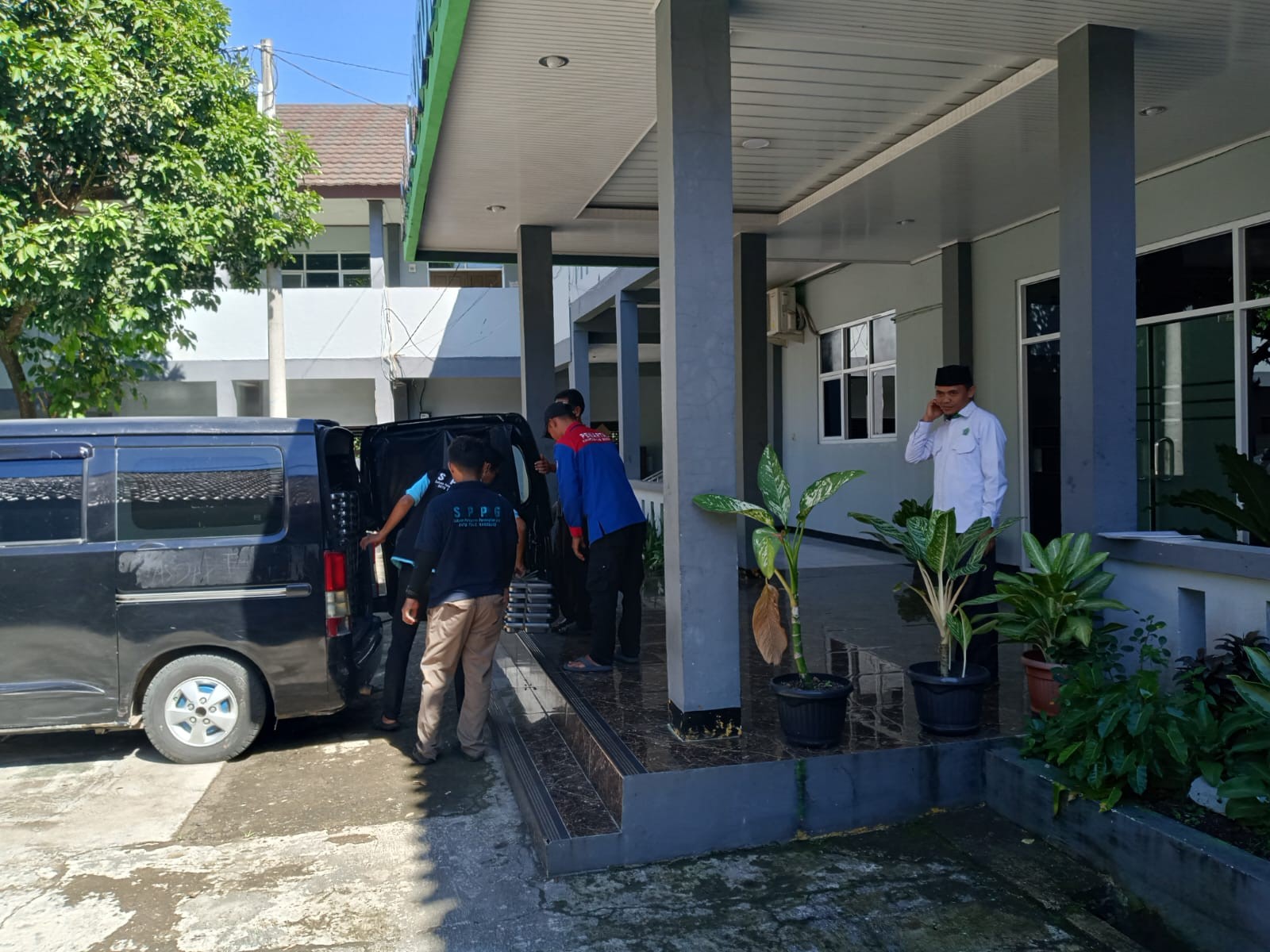 Mobil SPPG Hadir di Madrasah, Ratusan Paket Makanan Bergizi Diturunkan