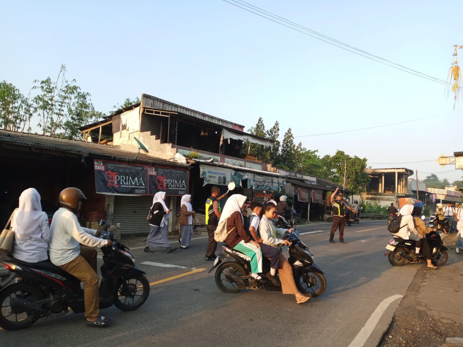 Pahlawan Penyeberang Jalan: Menilik Sosok di Balik Keselamatan Siswa Setiap Pagi