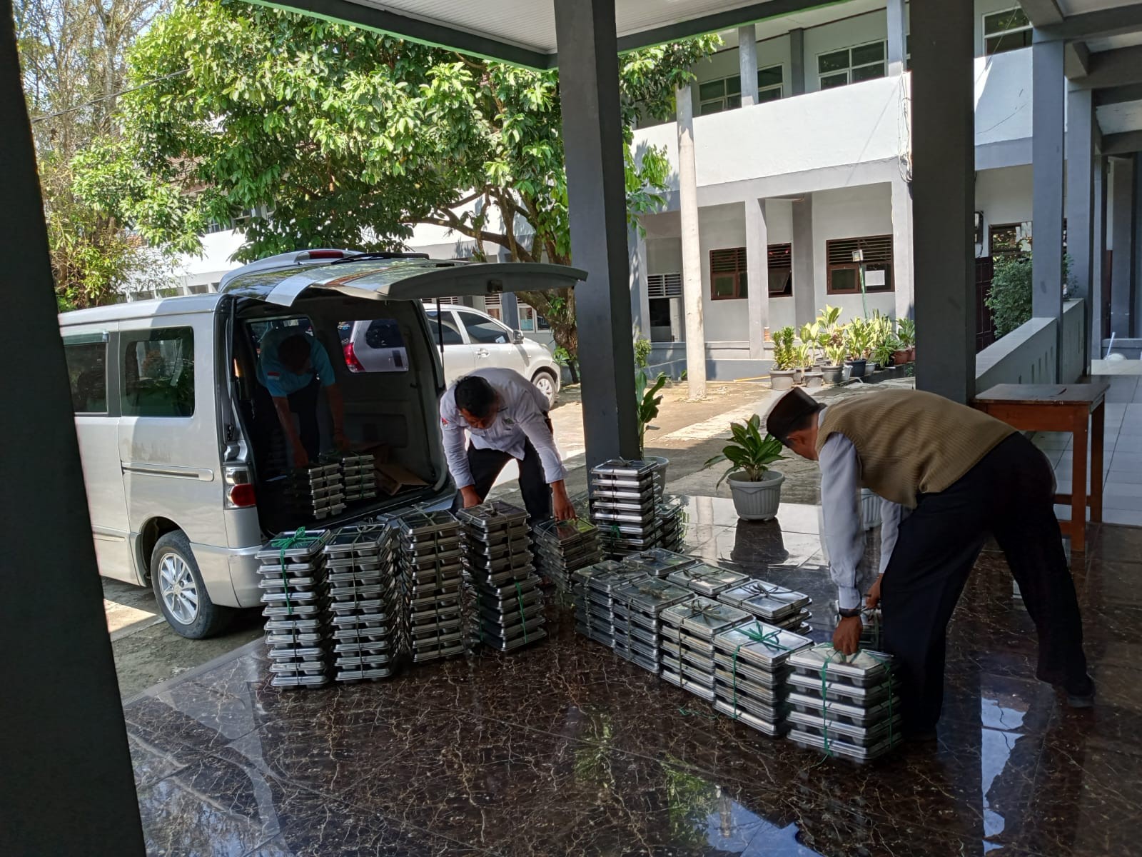 Gizi Datang, Madrasah Riang: Yuk, Intip Proses Serah Terima Makan Bergizi Kita