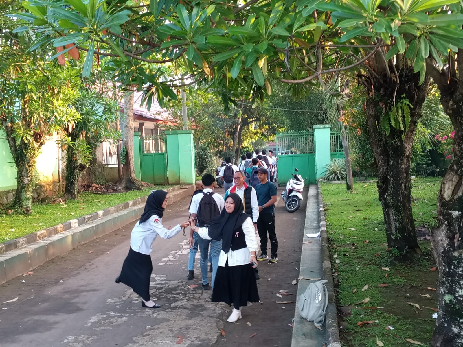 Jembatan Kasih di Pintu Madrasah: Sambutan Hangat untuk Para Penuntut Ilmu