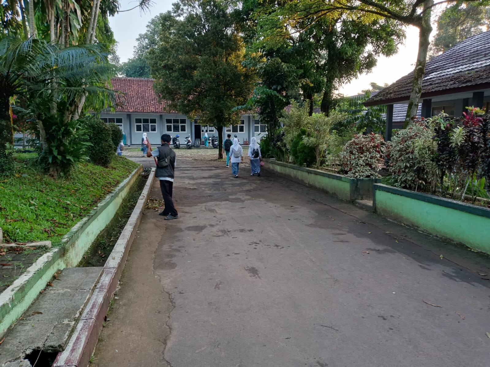 Ikhlas dalam Setiap Sapuan: Dedikasi Petugas Kebersihan Demi Kenyamanan Belajar