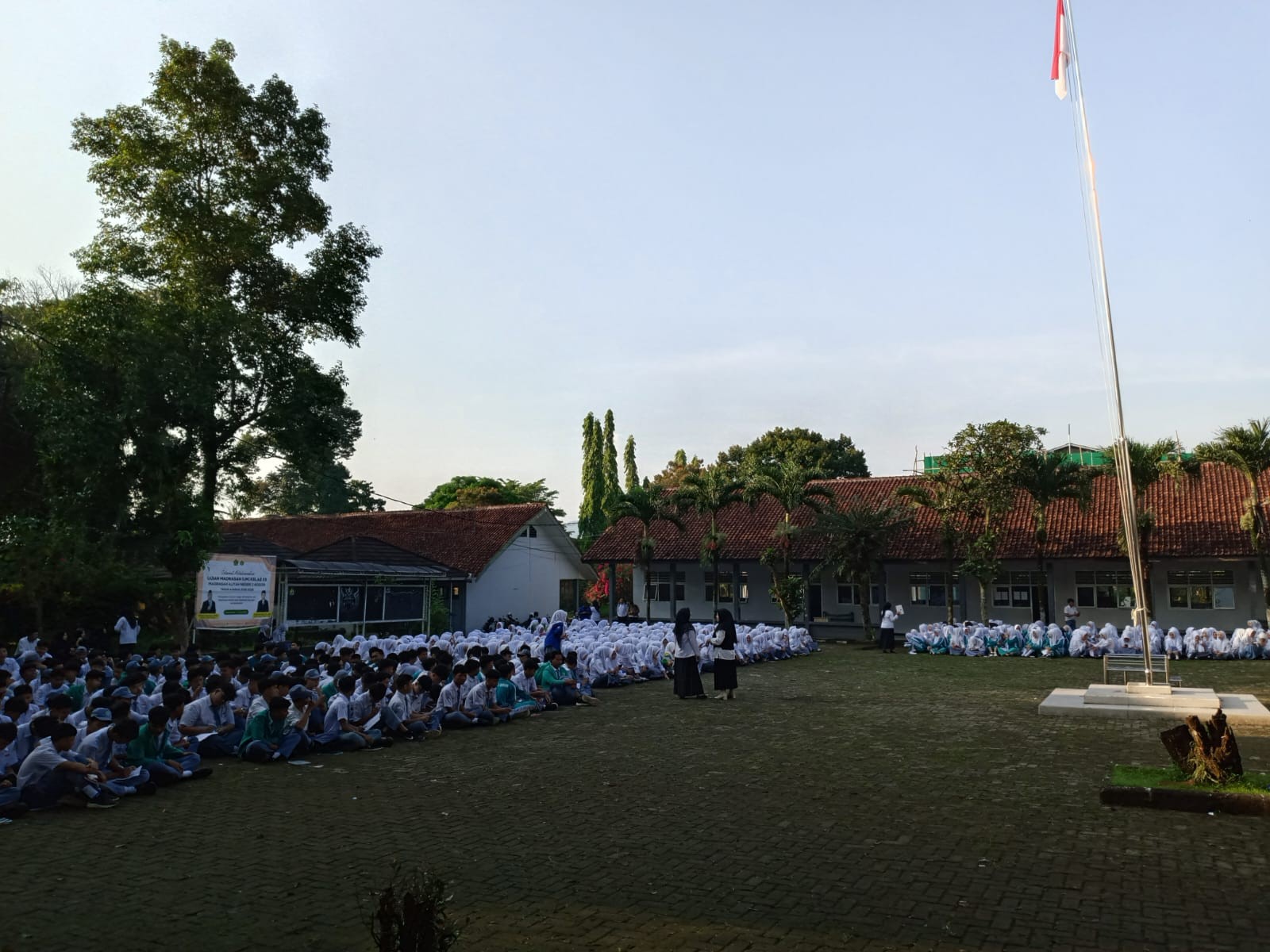 Tingkatkan Kemampuan Literasi, Seluruh Siswa Ikuti Kegiatan SERASI di Lapangan