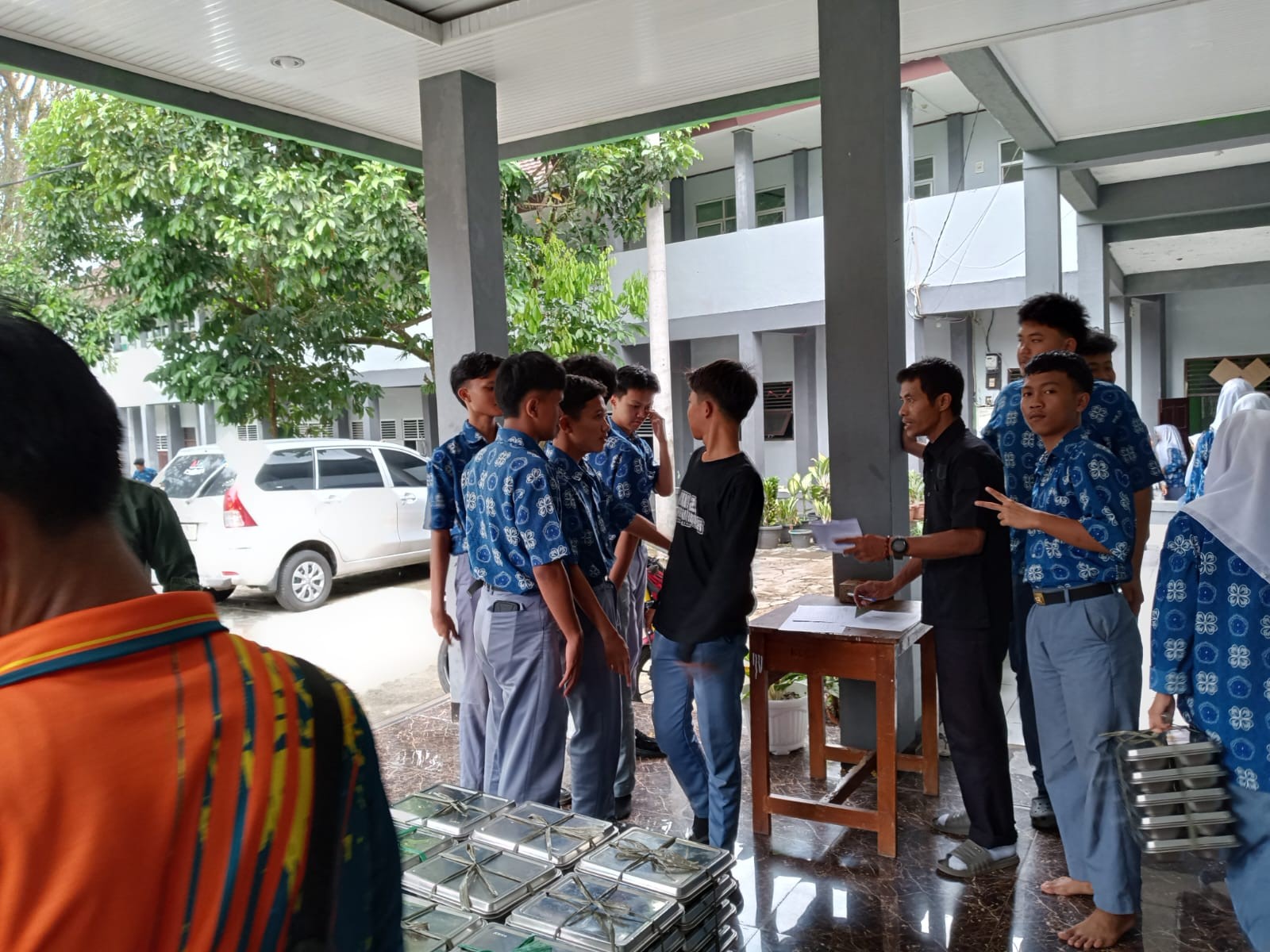 Tim MBG MAN 2 Bogor Distribusikan Makan Bergizi Secara Tertib