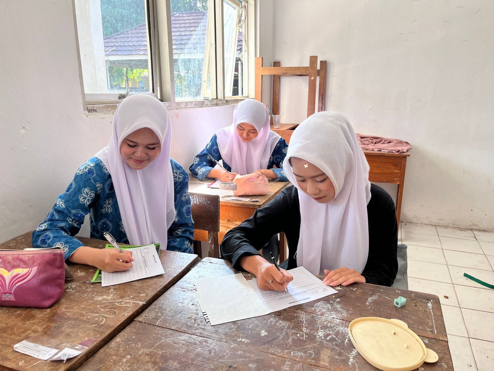 Ujian Praktik Keagamaan MAN 2 Bogor: Siswa Tunjukkan Ketelitian Menulis Ayat Suci