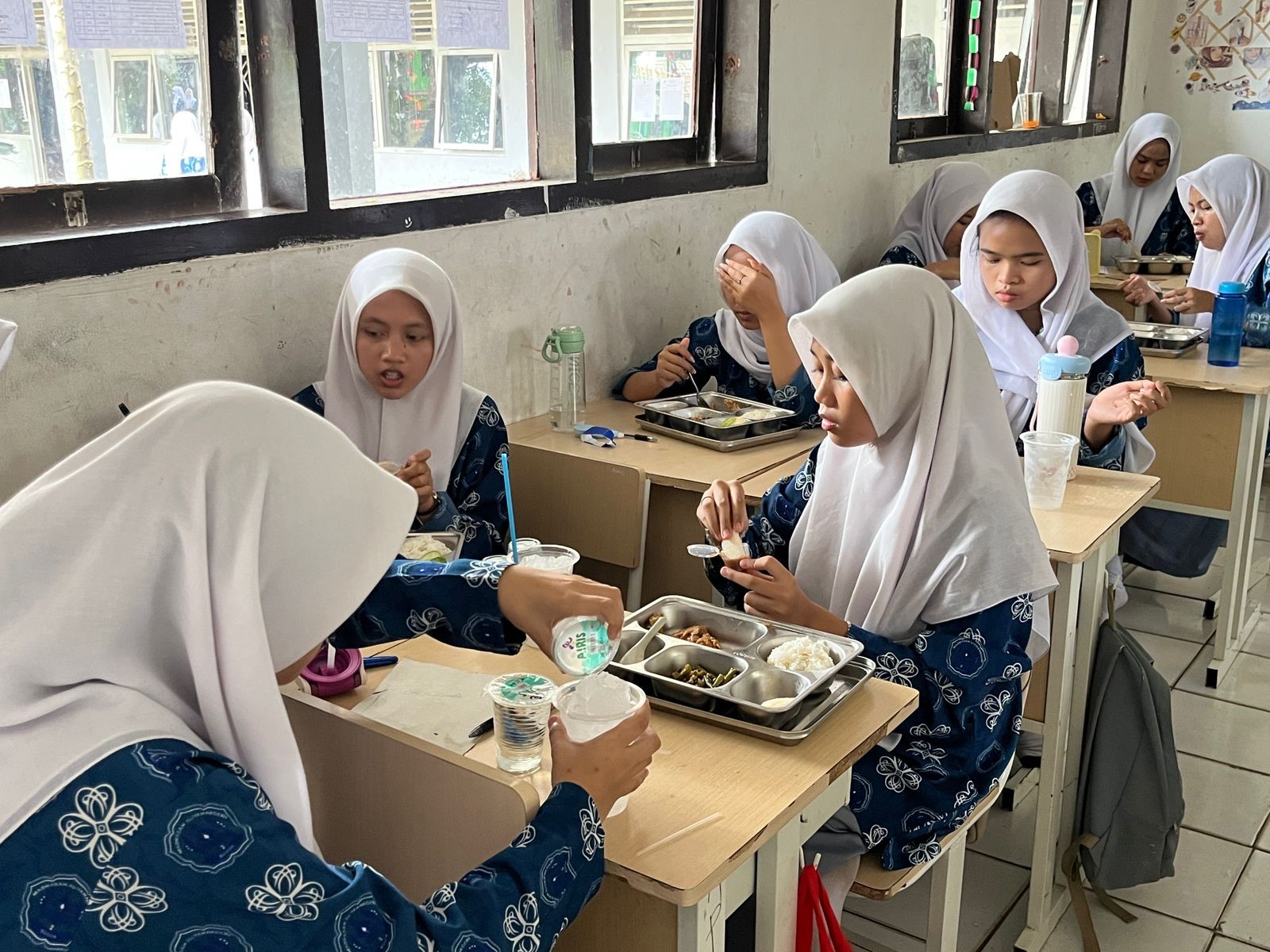 Ruangan Kelas Penuh Keceriaan, Siswa MAN 2 Bogor Nikmati Program Makan Bergizi