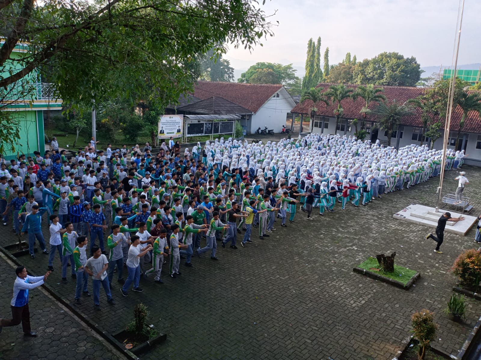 Raharja MAN 2 Bogor: Ratusan Siswa Tumpah Ruah Ikuti Senam Sehat Anak Indonesia