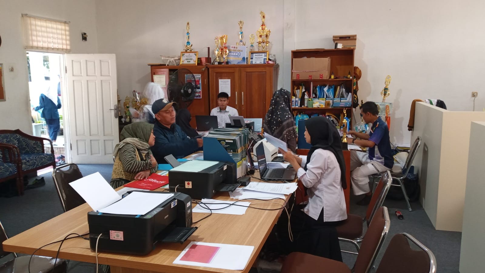 Suasana Ruang Panitia PMBM Saat Verifikasi Berkas Calon Siswa Baru