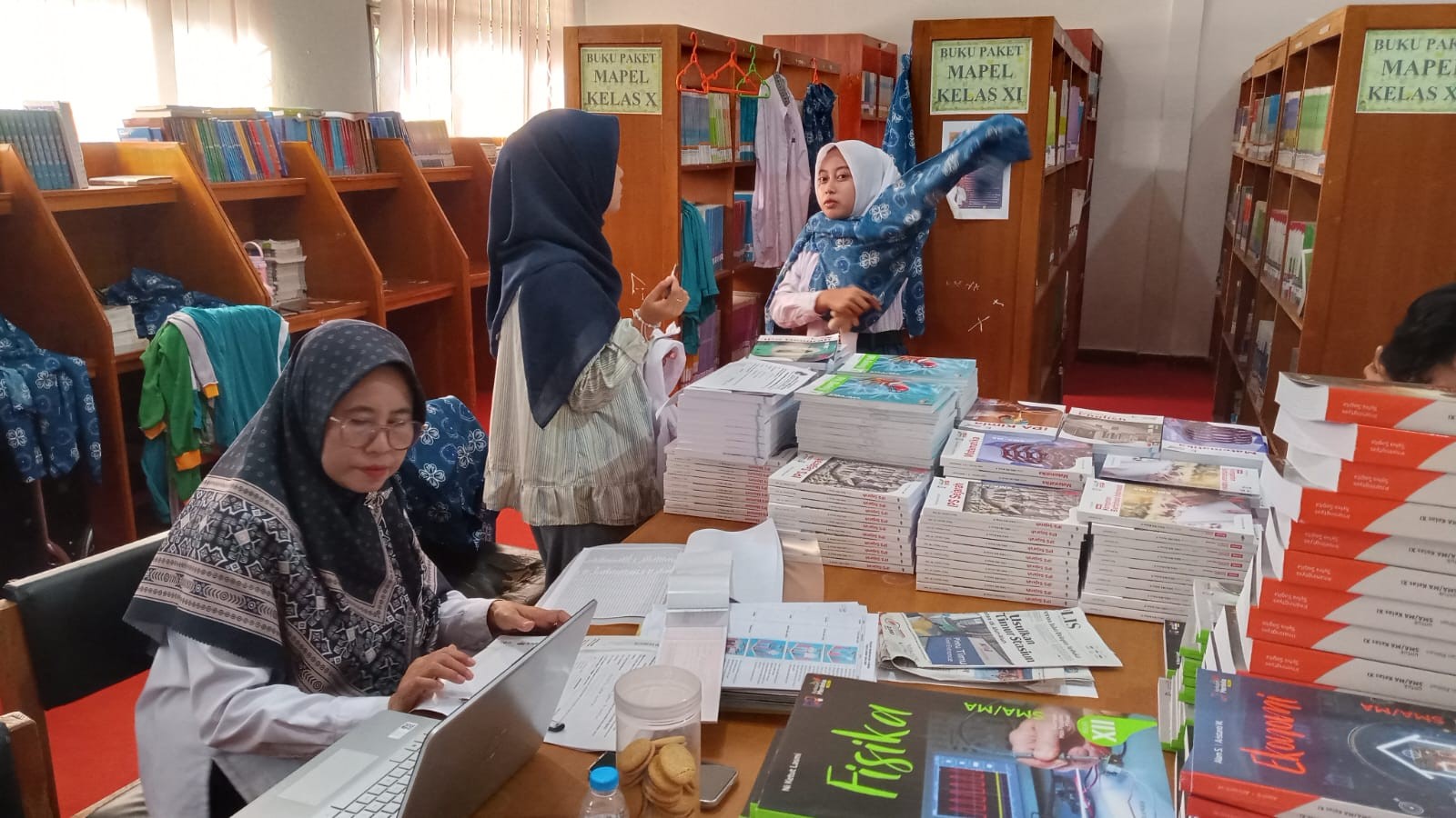 Gunakan Ruang Perpustakaan, Panitia PMBM Laksanakan Pengukuran Baju Seragam
