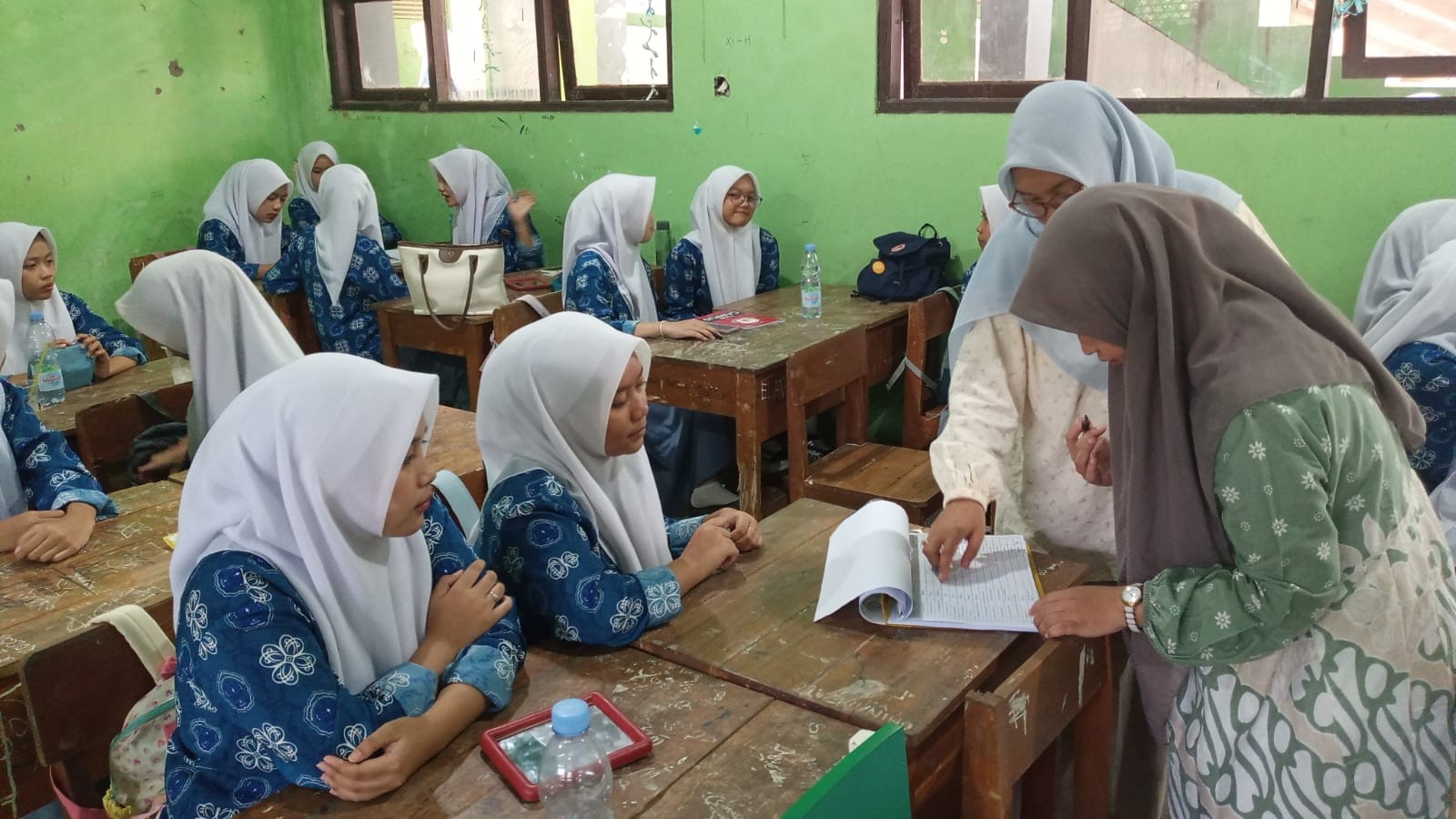 Lengapi Administrasi Kelas, Tim Kurikulum Madrasah Lakukan Pembagian Absensi