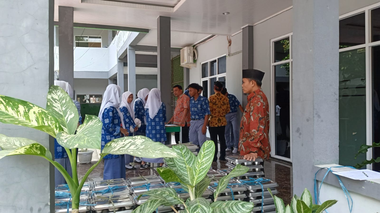 MAN 2 Bogor Sukses Salurkan Makan Bergizi Gratis (MBG), Dipantau Langsung Kepala TU dan Waka Kesiswa