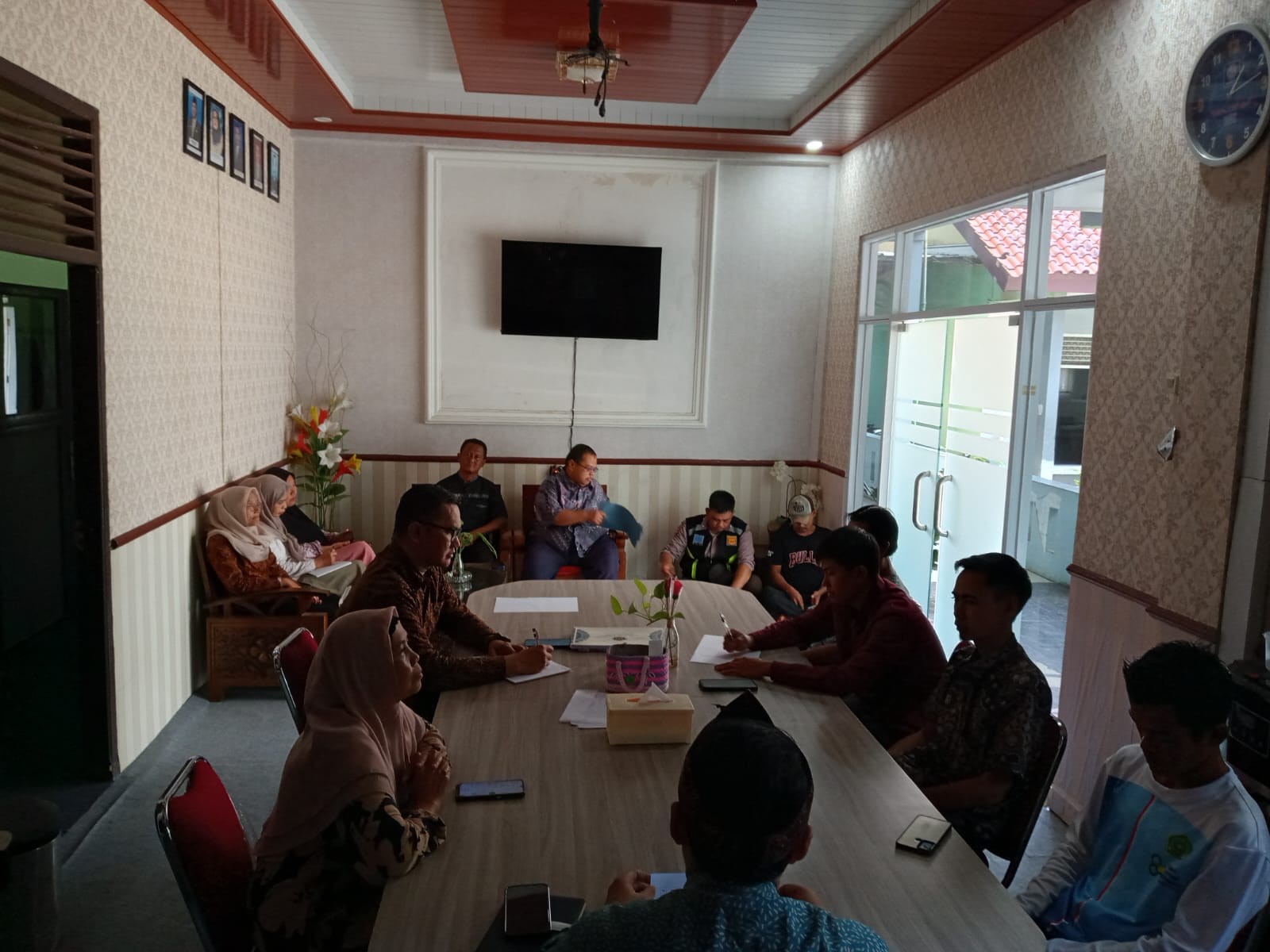 Evaluasi Kerja dan Persiapan Menghadapi Libur Idul Fitri, Staf TU MAN 2 Bogor Gelar Rapat Koordinasi