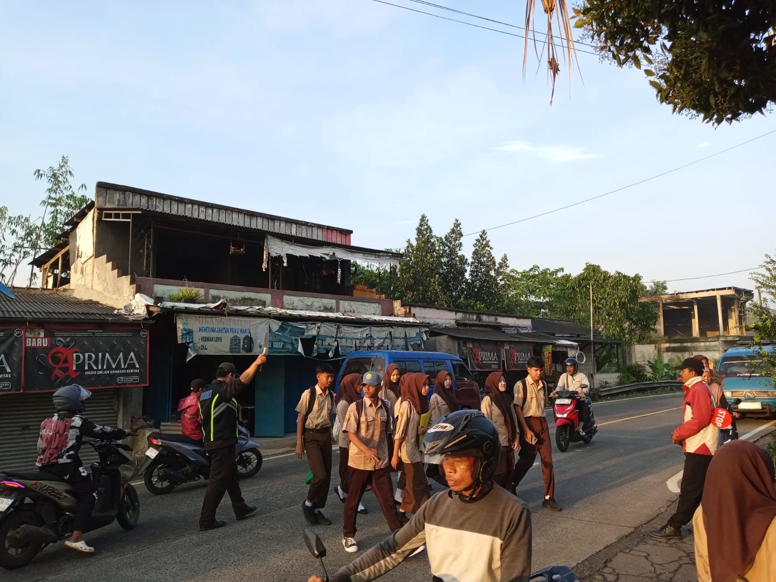 Senyum dan Peluit: Dedikasi Satpam Madrasah dalam Menyeberangkan Siswa Setiap Pagi