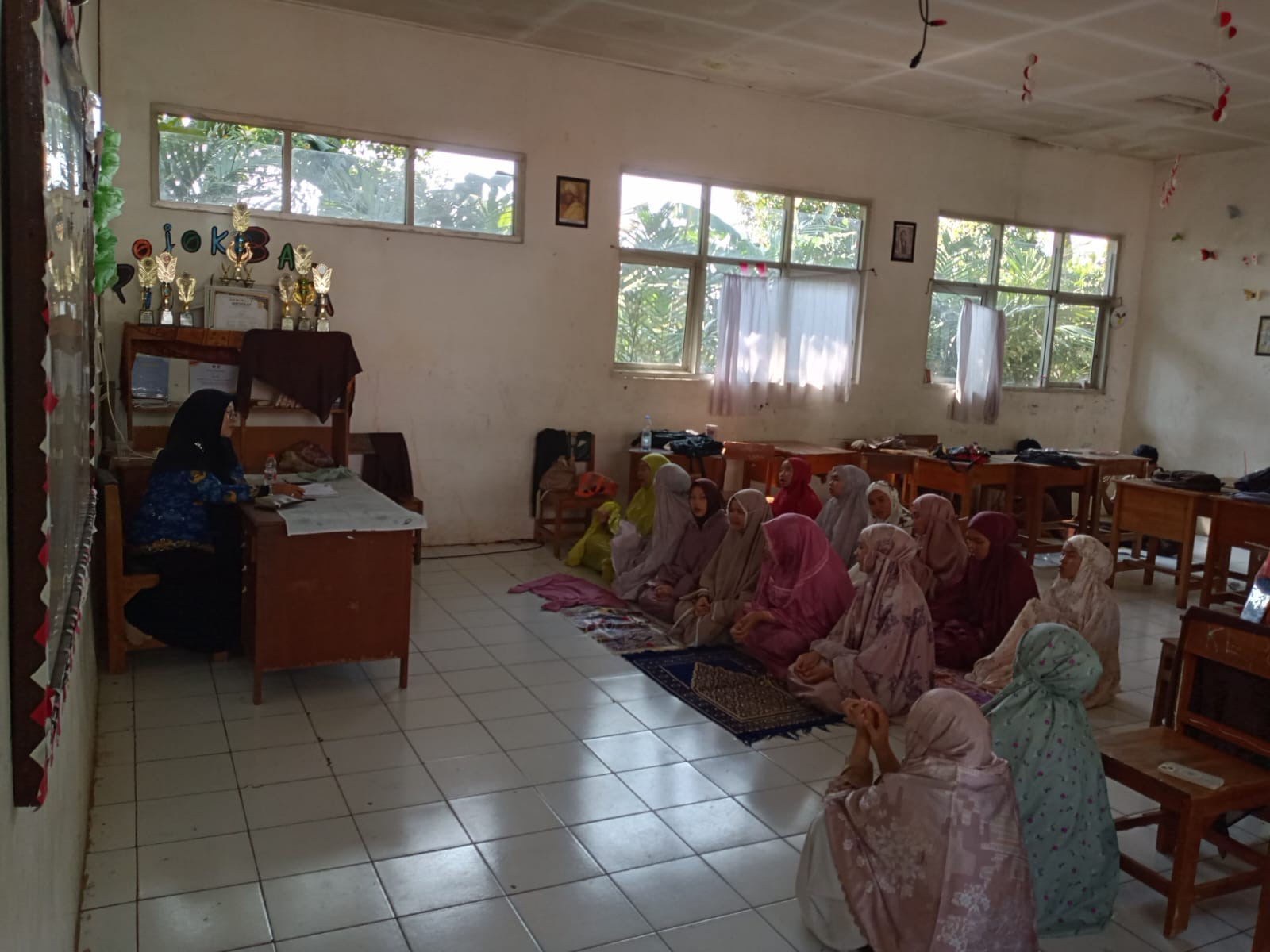 Ujian Praktik Keagamaan Kelas XII: Siswa Praktik Dzikir Setelah Sholat Wajib