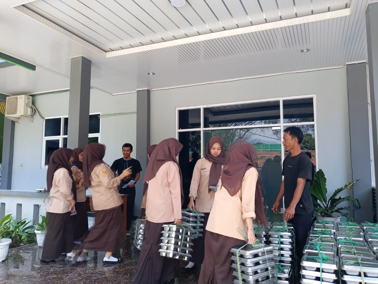 Efisiensi Distribusi: Potret Kedisiplinan Siswa dalam Pengambilan Jatah Makan Bergizi