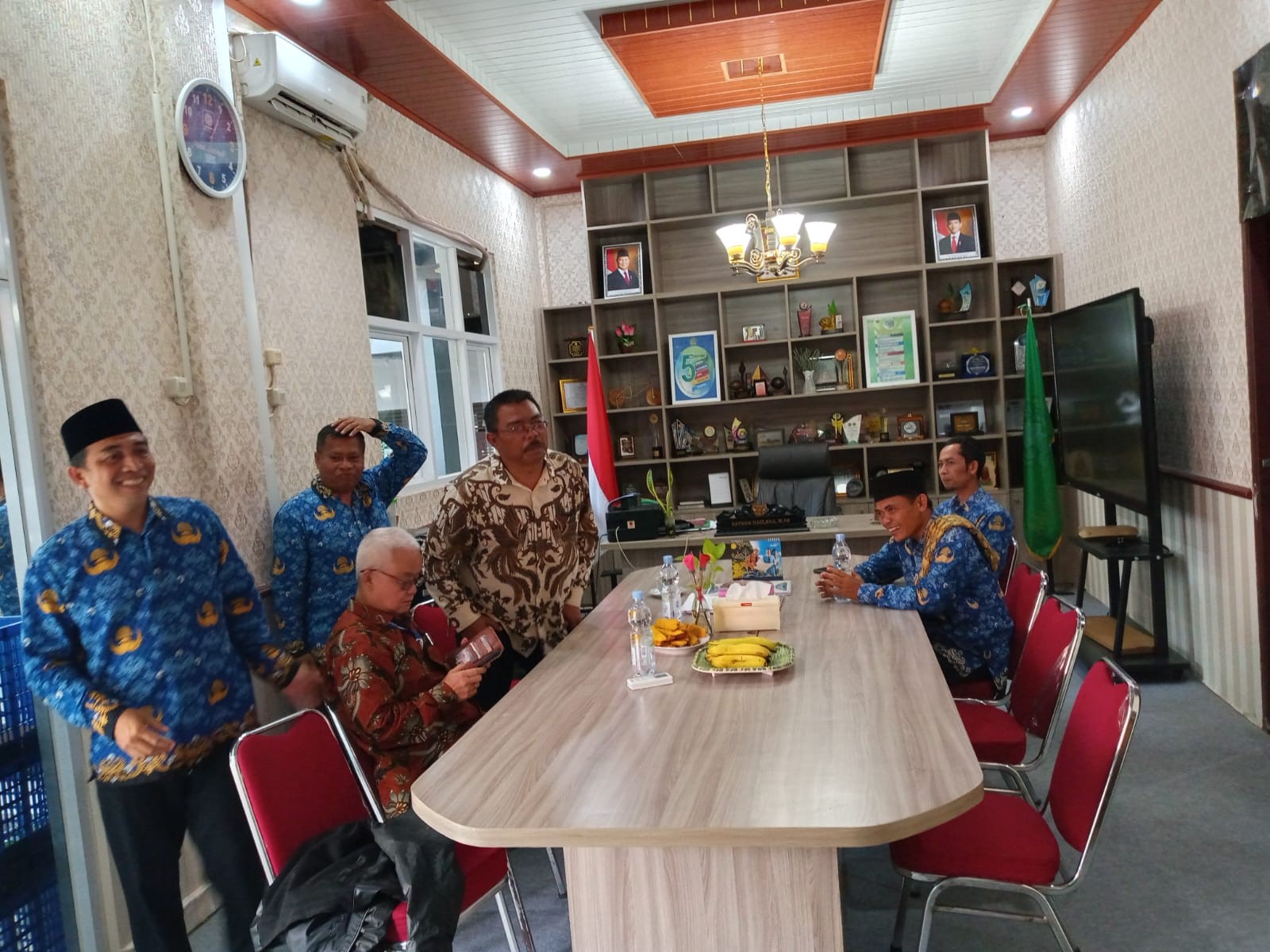 Momentum Hangat: Kunjungan Purnabakti Kepala Madrasah dalam Rangka Mempererat Tali Persaudaraan