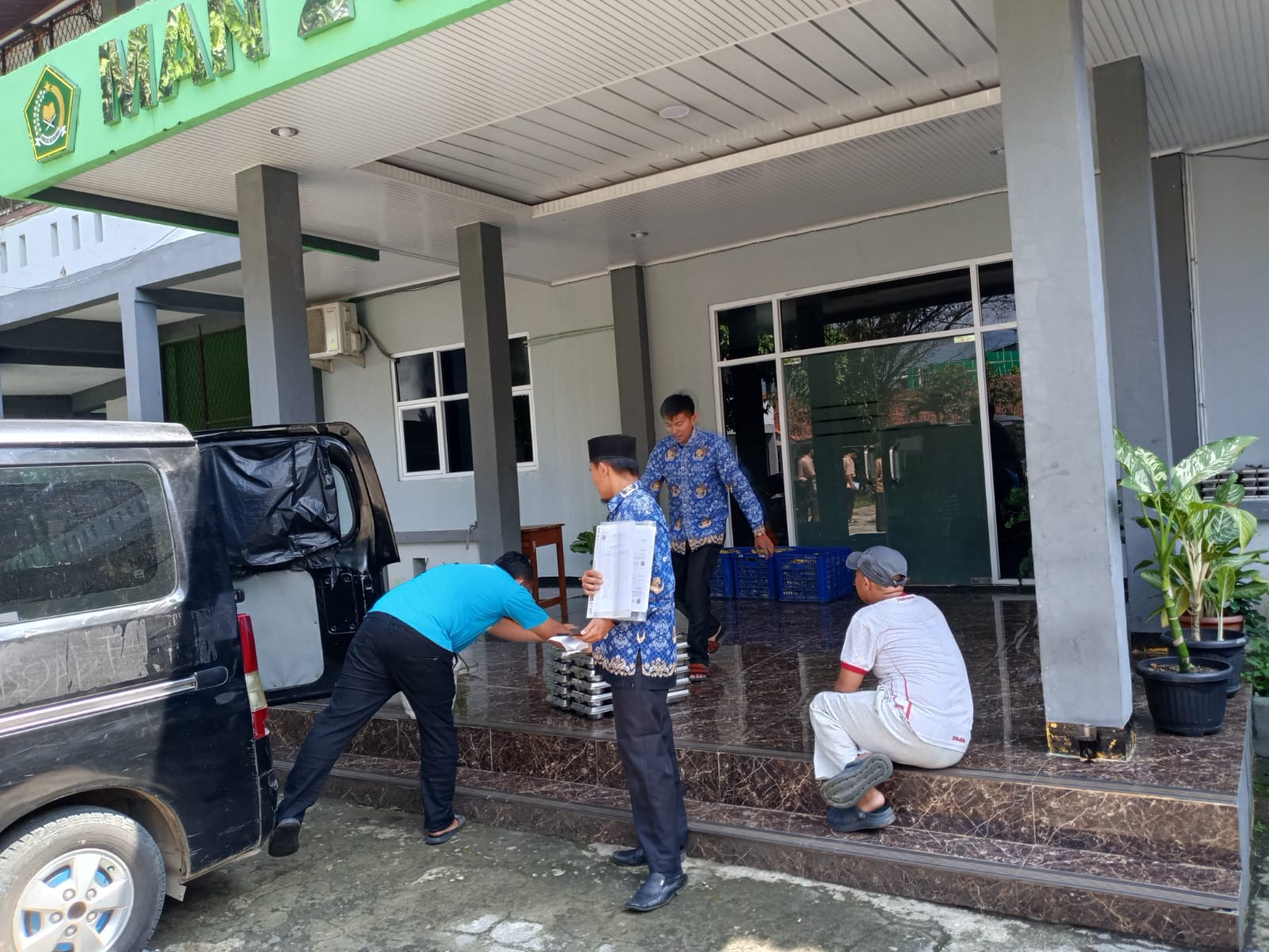 Sinergi Supir SPPG dan Tim Madrasah dalam Penyaluran Makanan Bergizi bagi Madrasah