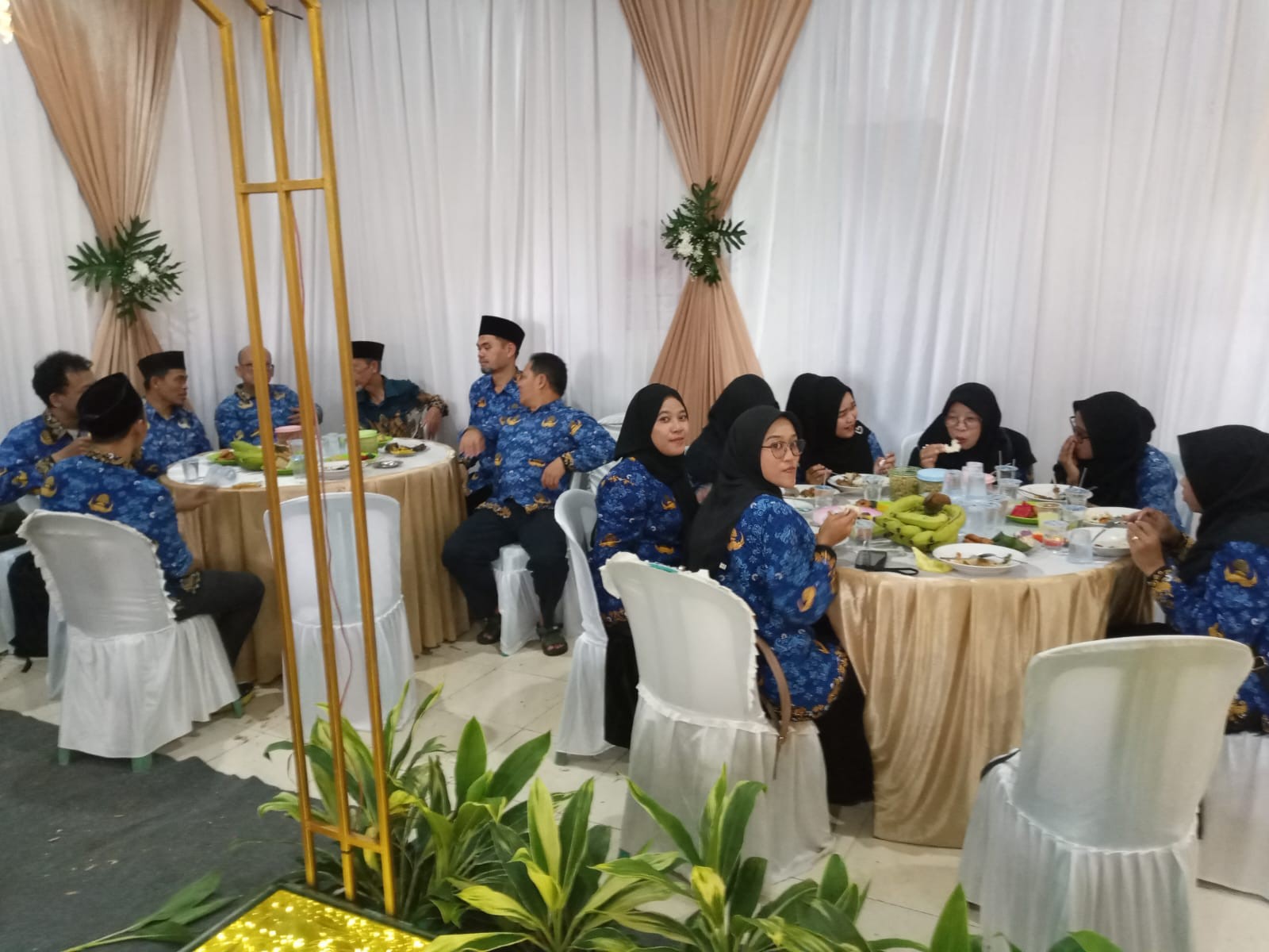 Keluarga Besar MAN 2 Bogor Kompak Penuhi Undangan Pernikahan Putri Rekan Guru