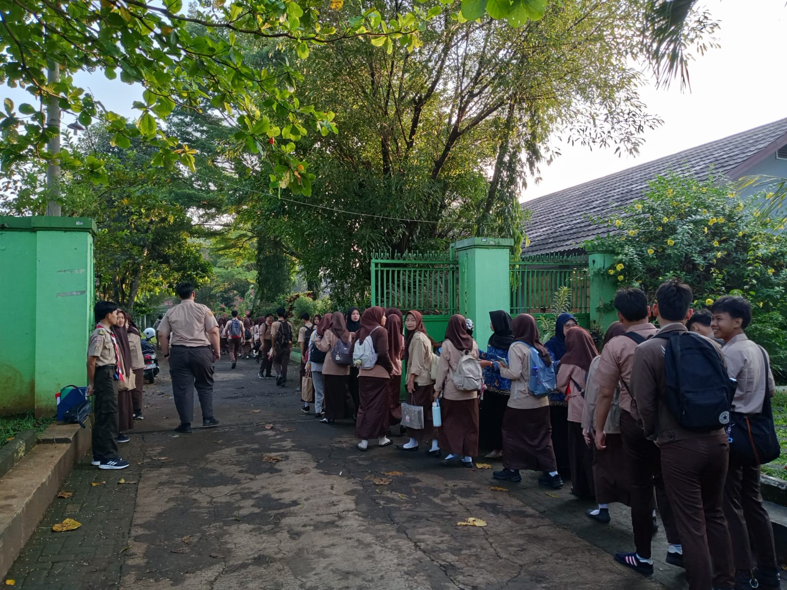 Sapaan Hangat di Gerbang Madrasah: Semangat Guru Piket