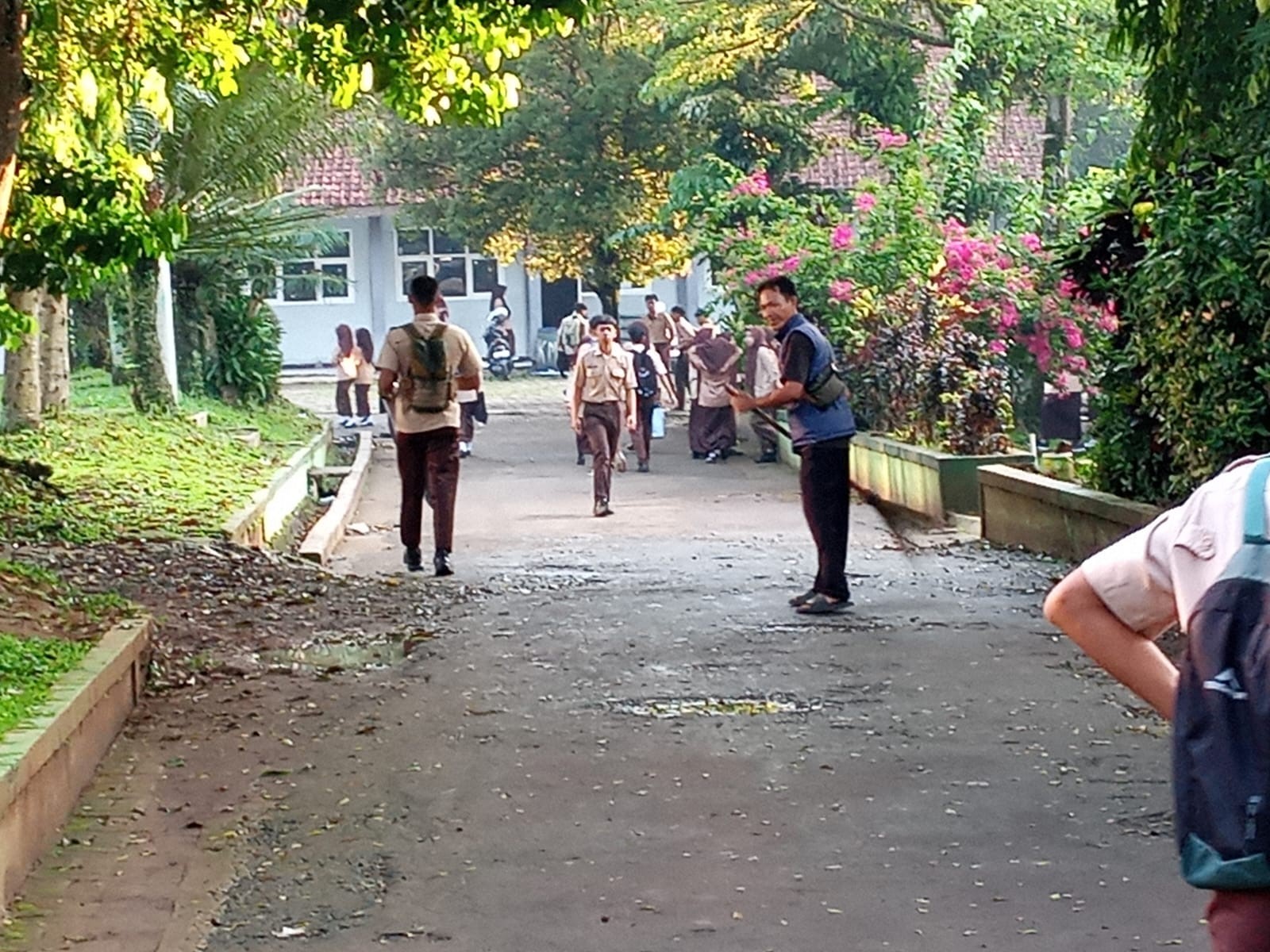 Menyapu Debu, Menabur Ilmu: Kisah Dedikasi Sang Penjaga Kebersihan