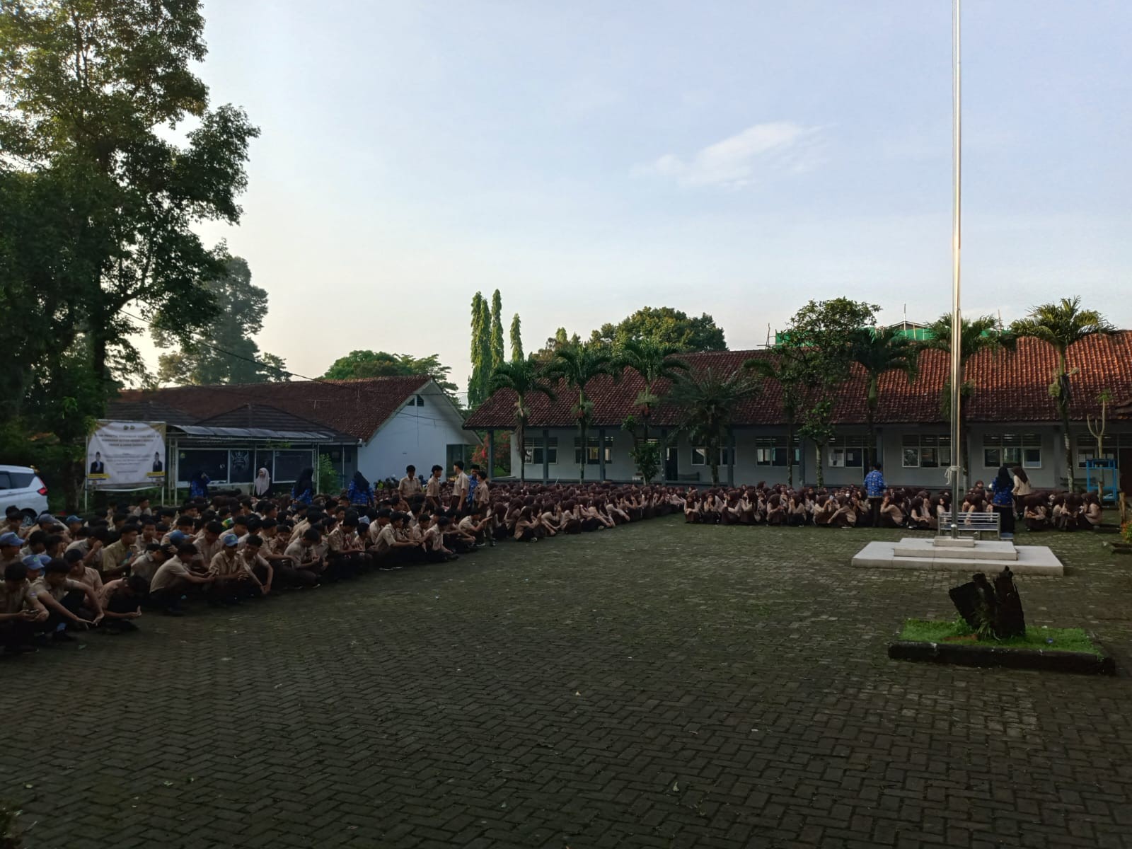 Wujudkan Madrasah Sehat, MAN 2 Bogor Gelar Aksi \"KASIH\" di Pagi Hari