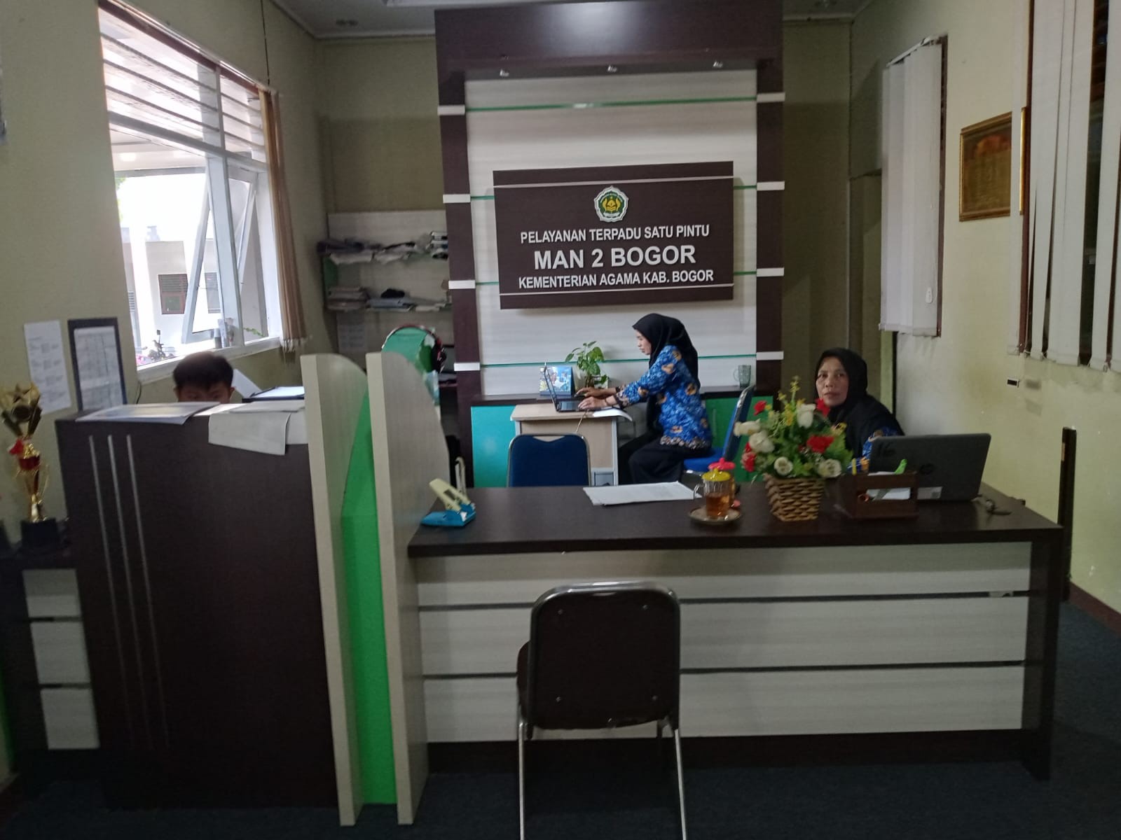 Sinergi dan Senyum: Kunci Efektivitas Pelayanan Administrasi Pagi Ini