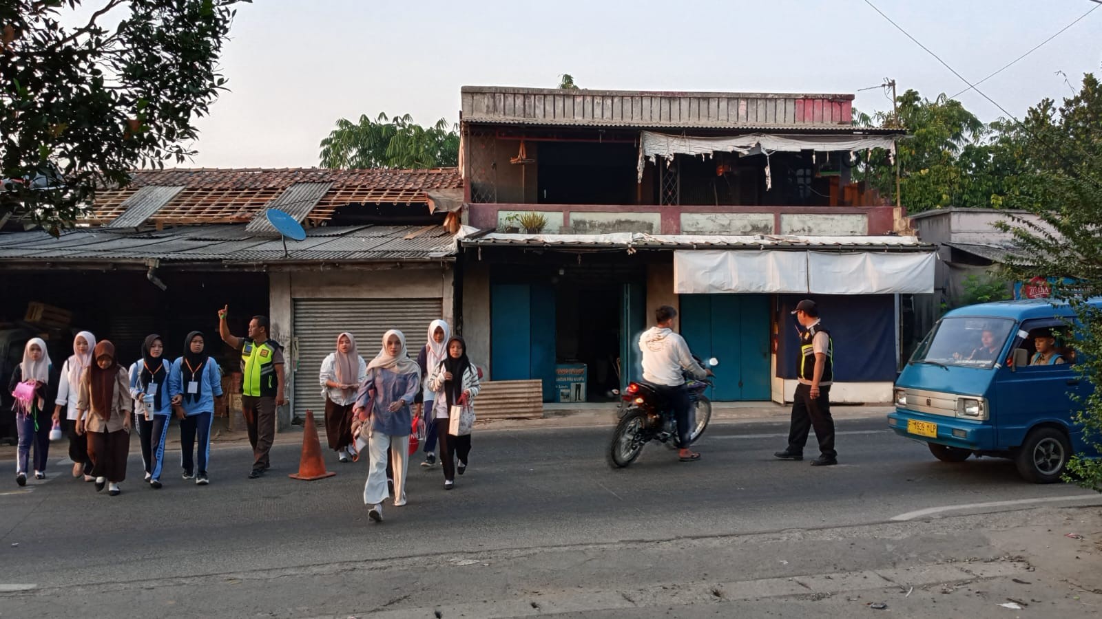 Dua Satpam Madrasah Kompak Amankan Penyeberangan Jalan di Tengah Arus Padat