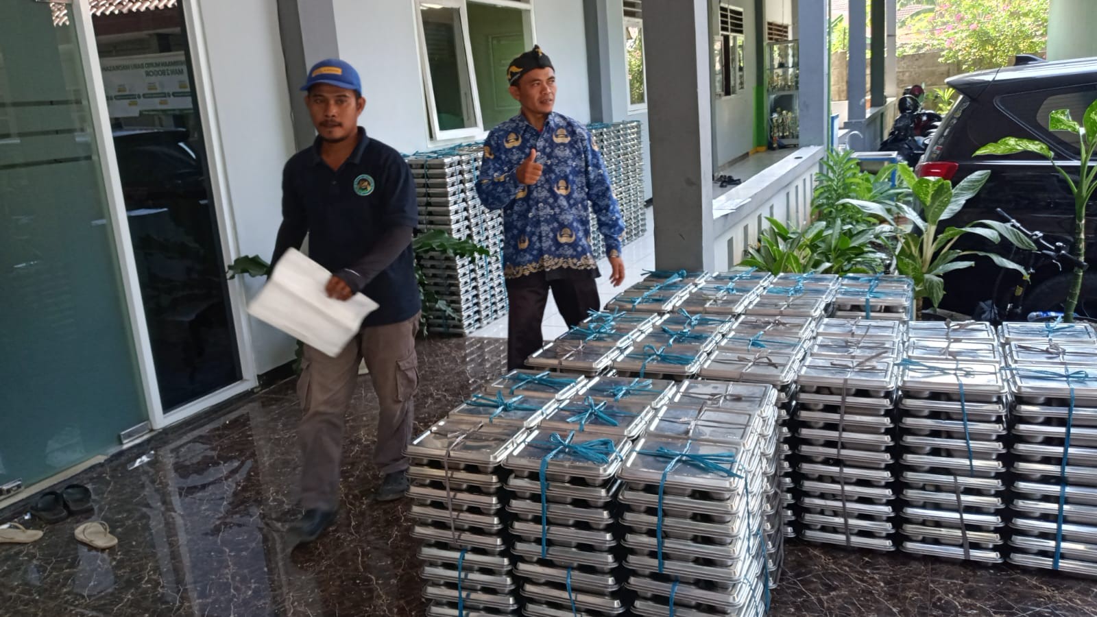 Waka Kesiswaan MAN 2 Bogor Pimpin Langsung Penurunan dan Penataan Boks Makan Program MBG