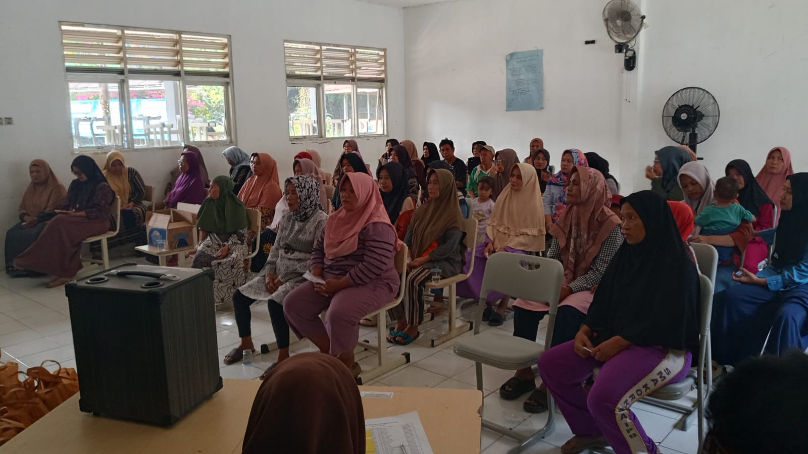  Waka Kesiswaan MAN 2 Bogor Salurkan Bansos untuk Warga Sekitar