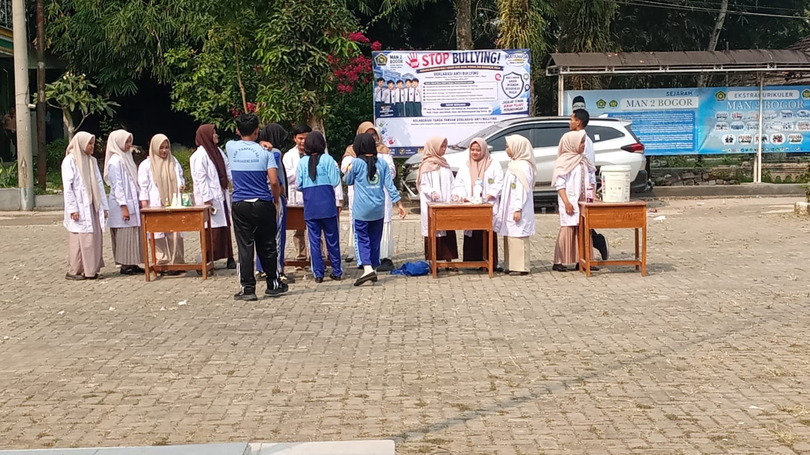 MATAMUDA Gempar! Aksi Kreatif Ekskul KIR Ubah Lapangan Jadi Lautan Sains dan Warna