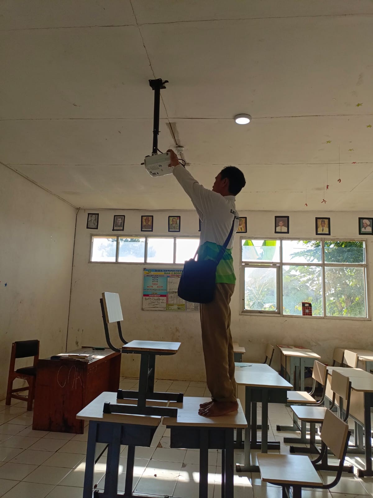 Teknisi Madrasah Mencopot Infocus Setiap Kelas Demi Keamanan Aset Sekolah