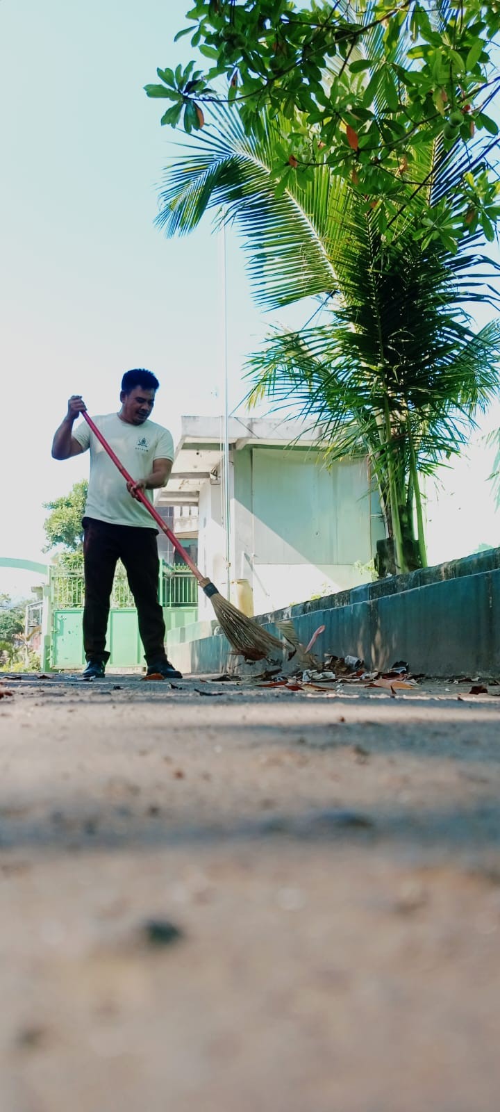 Petugas Keamanan MAN 2 Bogor Tetap Semangat Beraktivitas di Tengah Libur Sekolah