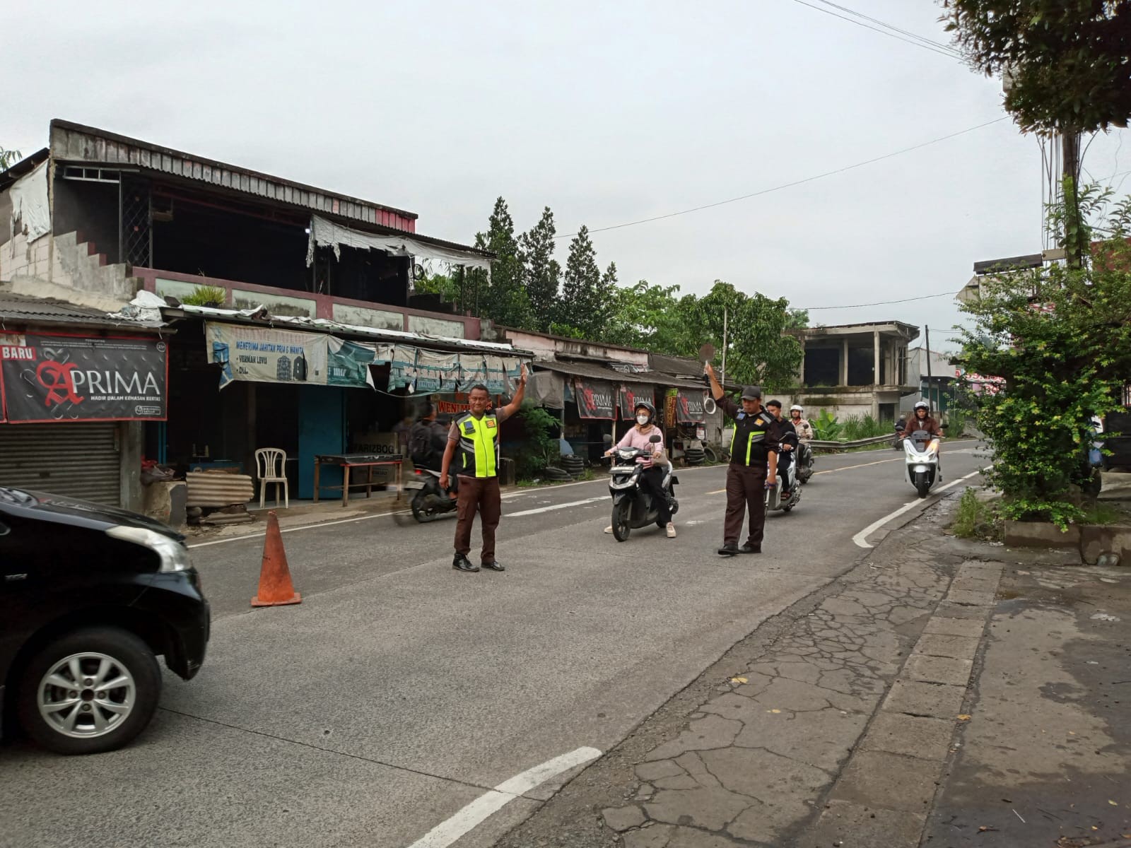 Tangan Kokoh yang Menjaga Langkah Kecil: Pengabdian Setiap Pagi di Aspal Jalan