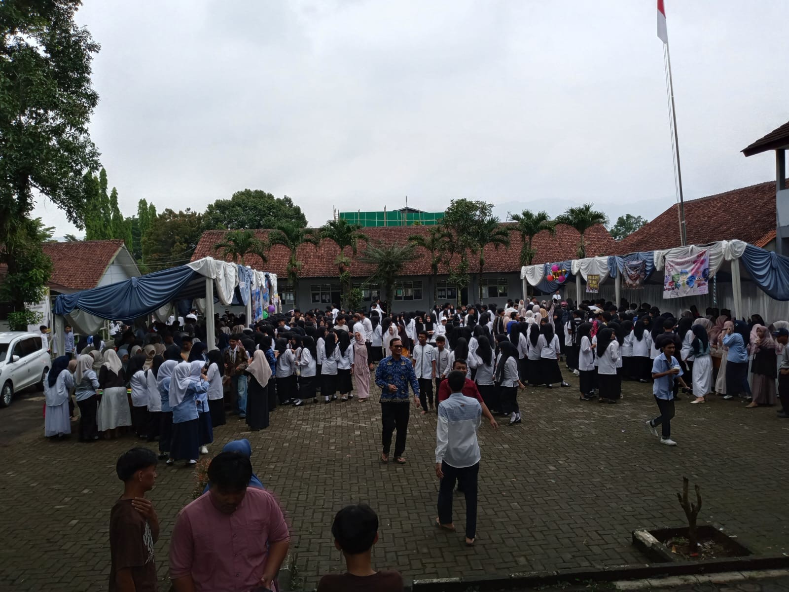 Ujian Praktik PKWU Siswa Kelas XII Gelar Market Day Bazar Makanan dan Minuman