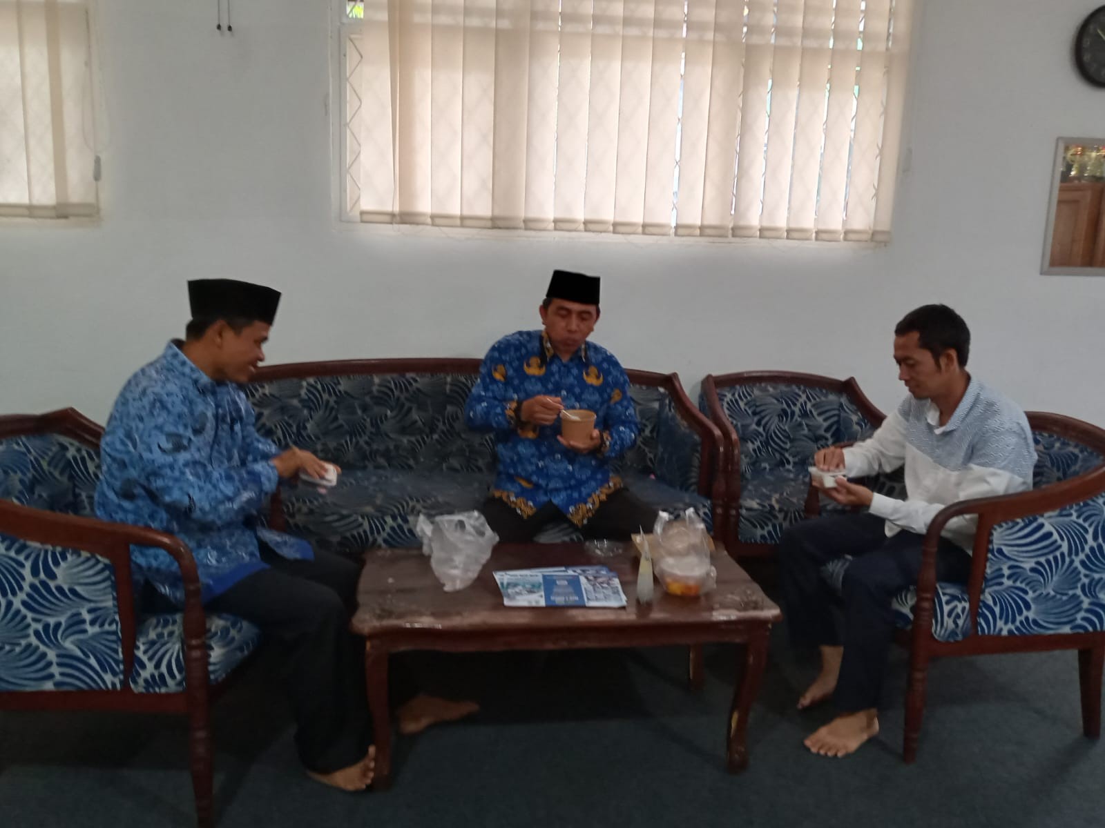 Kehangatan Waka dan Bendahara Saat Mencicipi Kuliner Karya Siswa.