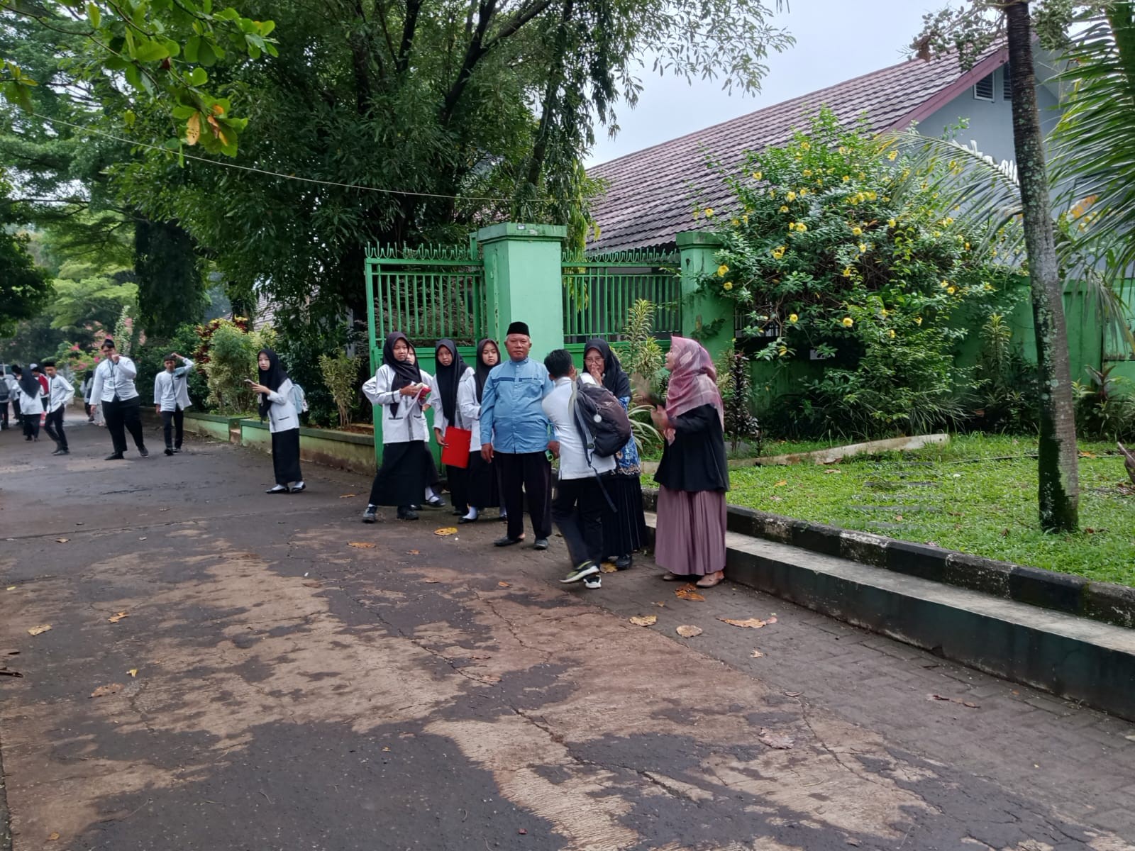 Menjemput Mentari, Menyambut Generasi: Hangatnya Sapaan Guru Piket di Pagi Hari.