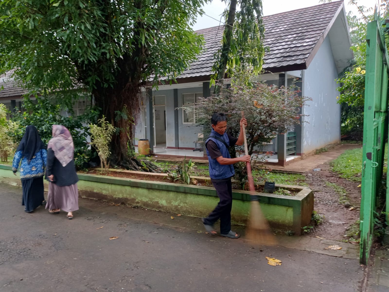 Pahlawan di Balik Layar: Dedikasi Petugas Kebersihan Menjaga Kenyamanan Madrasah