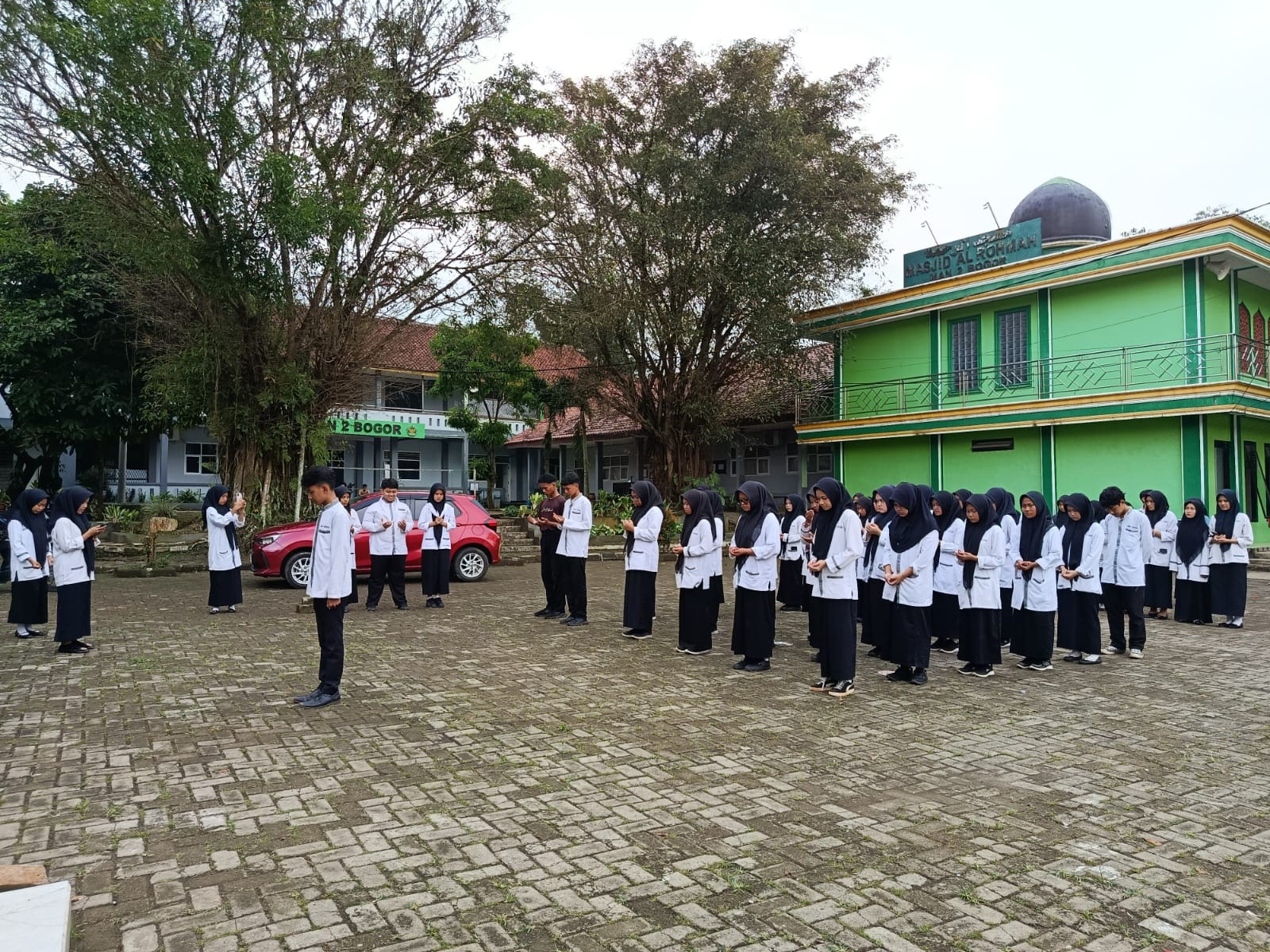 Upacara Pelantikan PMR MAN 2 Bogor Berlangsung Khidmat di Lapangan Madrasah