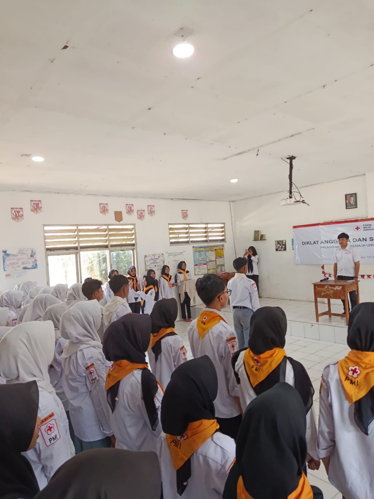 Suasana Haru Mewarnai Penutupan Diklat PMR MAN 2 Bogor di Dalam Ruangan