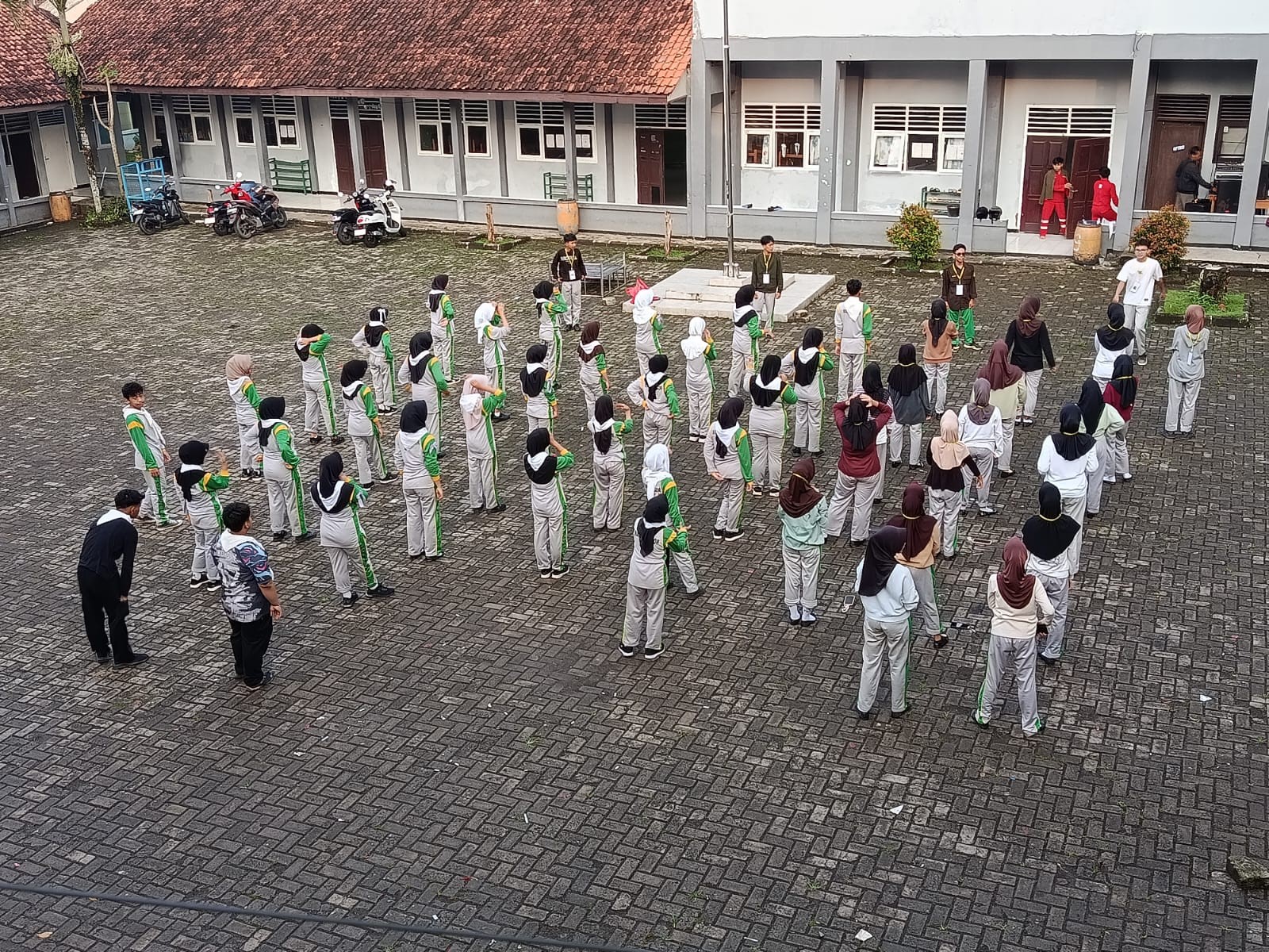 Peserta Pelantikan PMR MAN 2 Bogor Gelar Olahraga Pagi di Lapangan