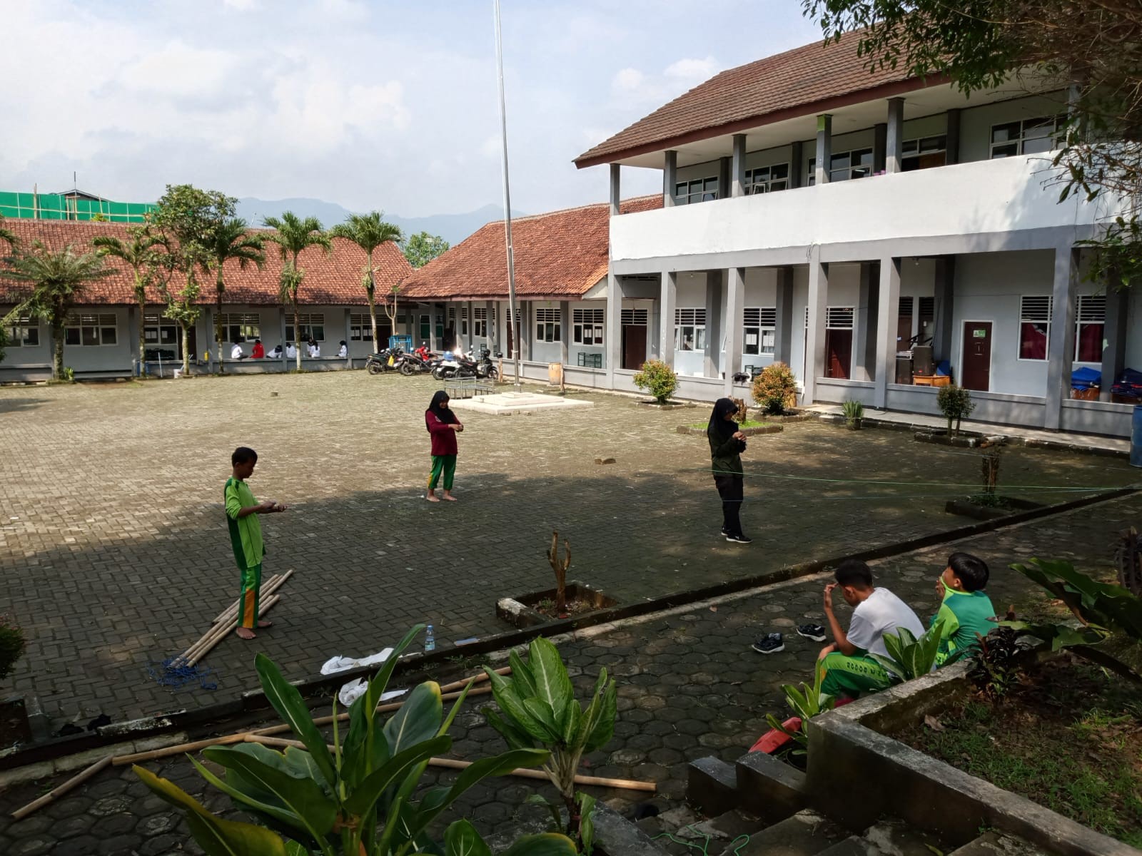Sinergi Antar-Madrasah: Siswa MTsN 2 Bogor Gelar Latihan PMR di Lapangan MAN 2 Bogor