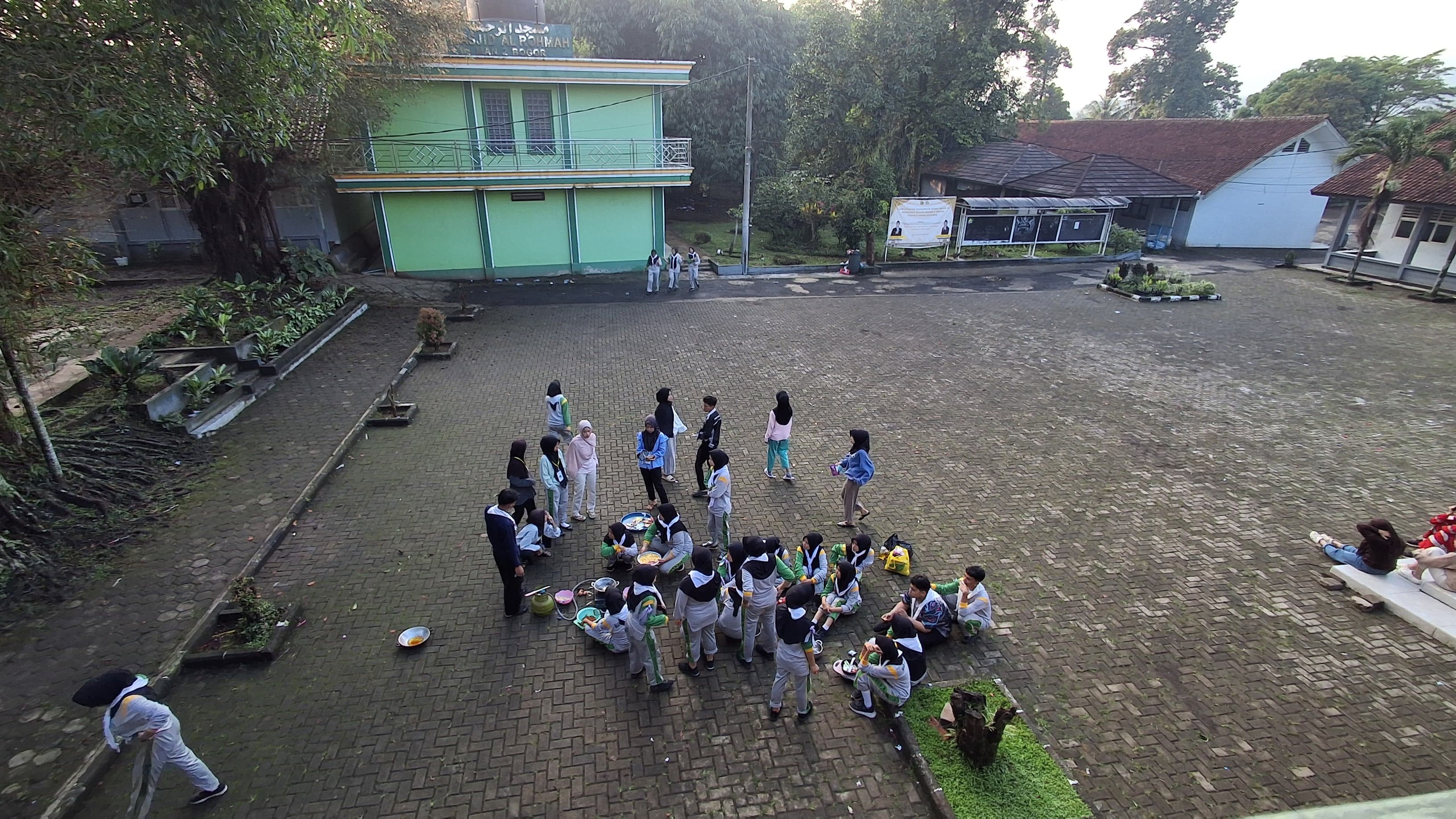Peserta Diklat PMR MAN 2 Bogor Masak dan Sarapan Bareng di Lapangan